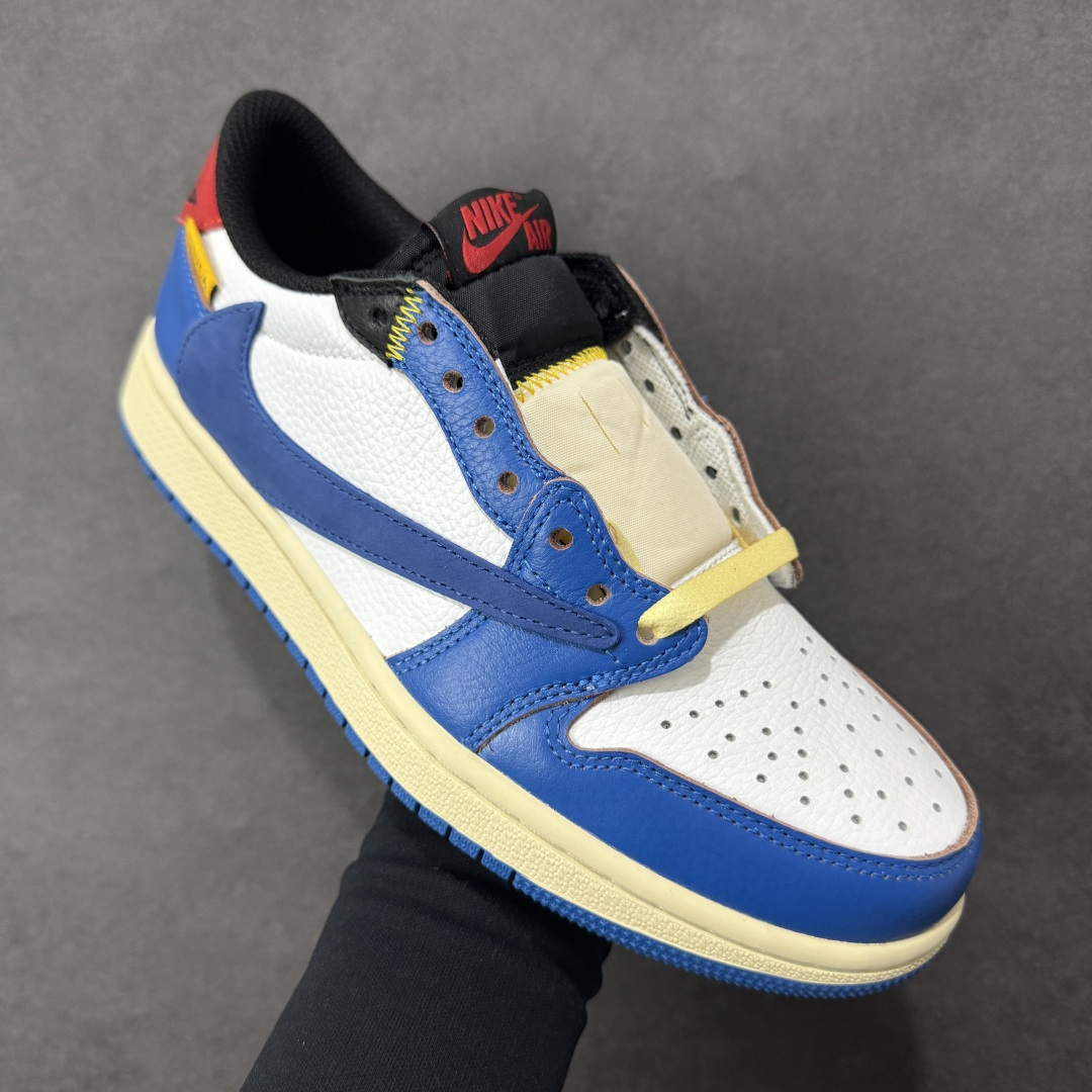 图片[3]-【公司级】Nike Air Jordan 1 x Travis Scott AJ1倒勾 乔一倒钩 耐克 低帮文化篮球鞋 AJ1 乔丹1代 aj1 乔1 低邦 倒勾UN联名 乔丹篮球鞋系列 鞋身延续了此前的设计，通体采用皮革材质覆盖，营造出极佳的质感；配色方面以白色为底搭配蓝色皮革框架呈现，标志性的反钩Swoosh Logo采用蓝色点缀，内侧辅以蓝色Swoosh Logo呈现，鞋舌等多处TS标志性元素均得以保留；鞋身外侧UN联名标识，彰显联名身份；中底部分使用了米色打造，外底则采用蓝色橡胶完善整体设计收尾。 货号：DM7866-111 尺码：36 36.5 37.5 38 38.5 39 40 40.5 41 42 42.5 43 44 44.5 45 46 47.5 48.5 编码： XSB280290-选品中心