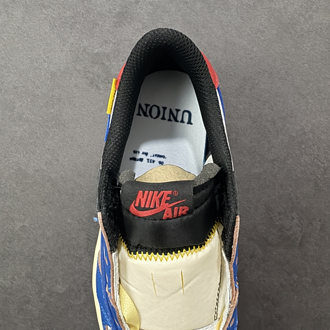 图片[7]-【公司级】Nike Air Jordan 1 x Travis Scott AJ1倒勾 乔一倒钩 耐克 低帮文化篮球鞋 AJ1 乔丹1代 aj1 乔1 低邦 倒勾UN联名 乔丹篮球鞋系列 鞋身延续了此前的设计，通体采用皮革材质覆盖，营造出极佳的质感；配色方面以白色为底搭配蓝色皮革框架呈现，标志性的反钩Swoosh Logo采用蓝色点缀，内侧辅以蓝色Swoosh Logo呈现，鞋舌等多处TS标志性元素均得以保留；鞋身外侧UN联名标识，彰显联名身份；中底部分使用了米色打造，外底则采用蓝色橡胶完善整体设计收尾。 货号：DM7866-111 尺码：36 36.5 37.5 38 38.5 39 40 40.5 41 42 42.5 43 44 44.5 45 46 47.5 48.5 编码： XSB280290-选品中心