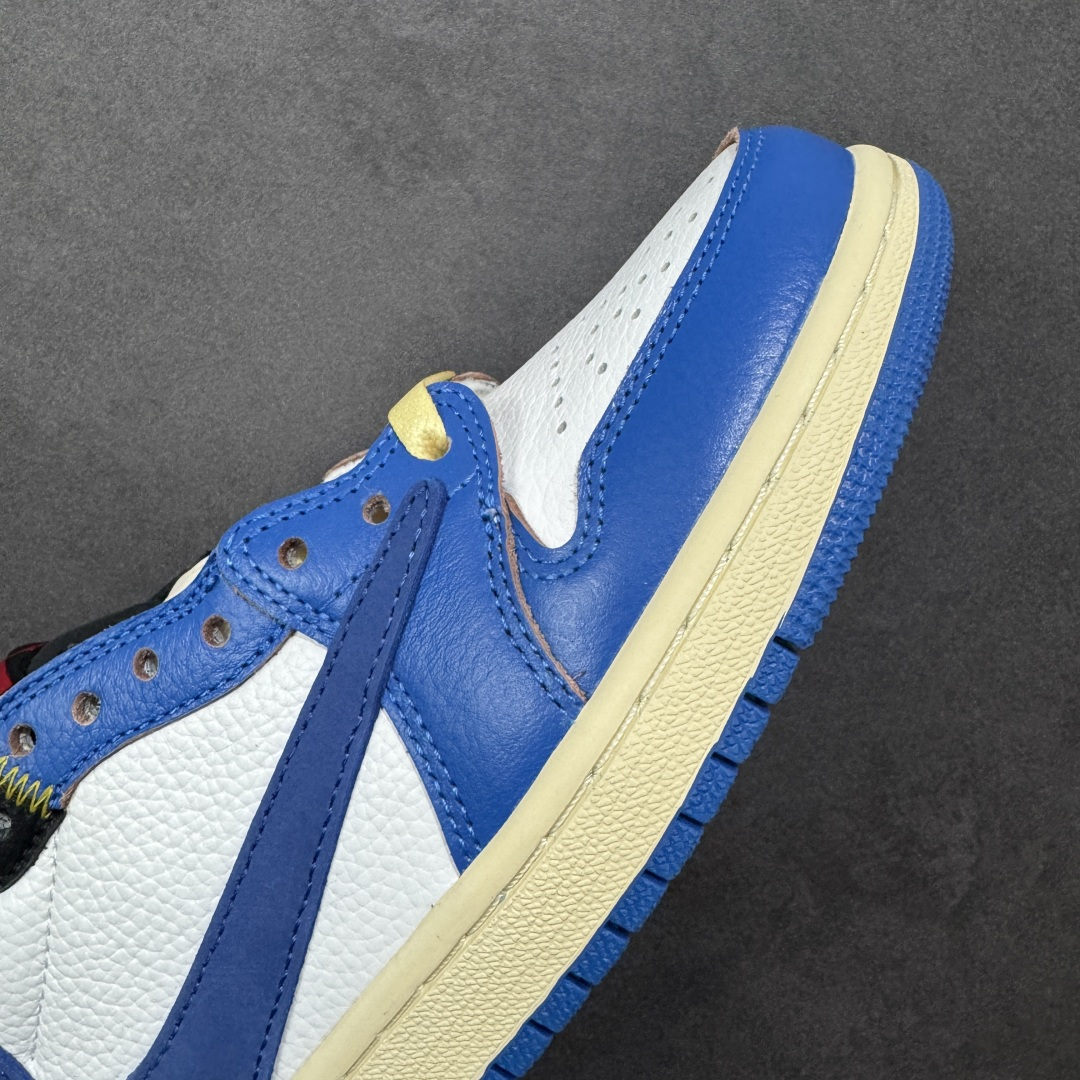 图片[5]-【公司级】Nike Air Jordan 1 x Travis Scott AJ1倒勾 乔一倒钩 耐克 低帮文化篮球鞋 AJ1 乔丹1代 aj1 乔1 低邦 倒勾UN联名 乔丹篮球鞋系列 鞋身延续了此前的设计，通体采用皮革材质覆盖，营造出极佳的质感；配色方面以白色为底搭配蓝色皮革框架呈现，标志性的反钩Swoosh Logo采用蓝色点缀，内侧辅以蓝色Swoosh Logo呈现，鞋舌等多处TS标志性元素均得以保留；鞋身外侧UN联名标识，彰显联名身份；中底部分使用了米色打造，外底则采用蓝色橡胶完善整体设计收尾。 货号：DM7866-111 尺码：36 36.5 37.5 38 38.5 39 40 40.5 41 42 42.5 43 44 44.5 45 46 47.5 48.5 编码： XSB280290-选品中心