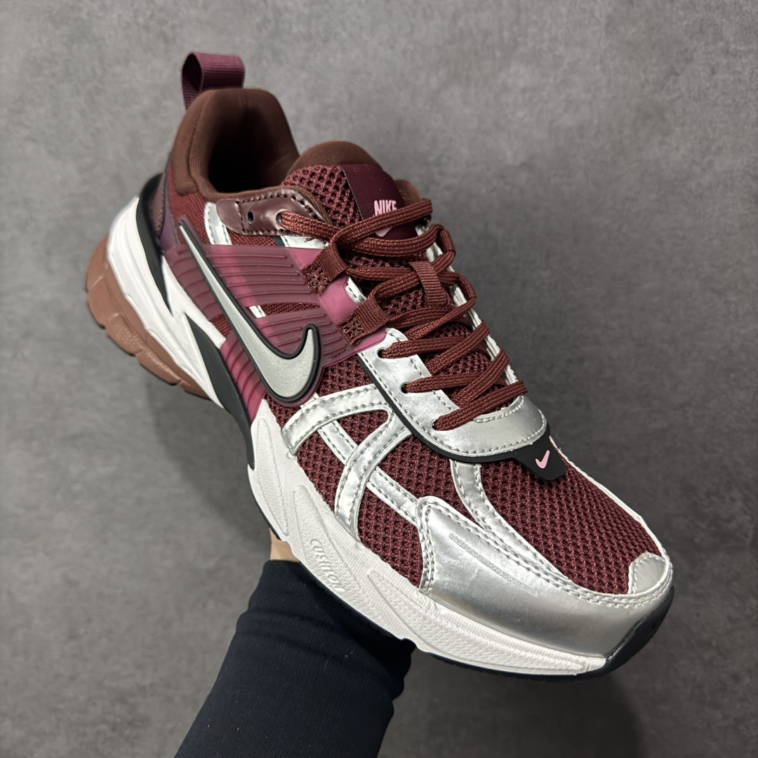 图片[3]-【公司级】耐克NIKE V2K RUN跑步鞋复古风潮 网面透气运动鞋 灰银紧致的鞋面材质提供良好的包裹性鞋侧 Swoosh以及鞋头部分搭配增添不少亮点的镀铬细节鞋垫上印有Bill Bowerman头像 将细节拉满中底饰有独特的做旧效果 最后搭载黑色外底凸显整双鞋的复古气质 货号：FD0736-601 尺码：36 36.5 37.5 38 38.5 39 40 40.5 41 42 42.5 43 44 45-选品中心