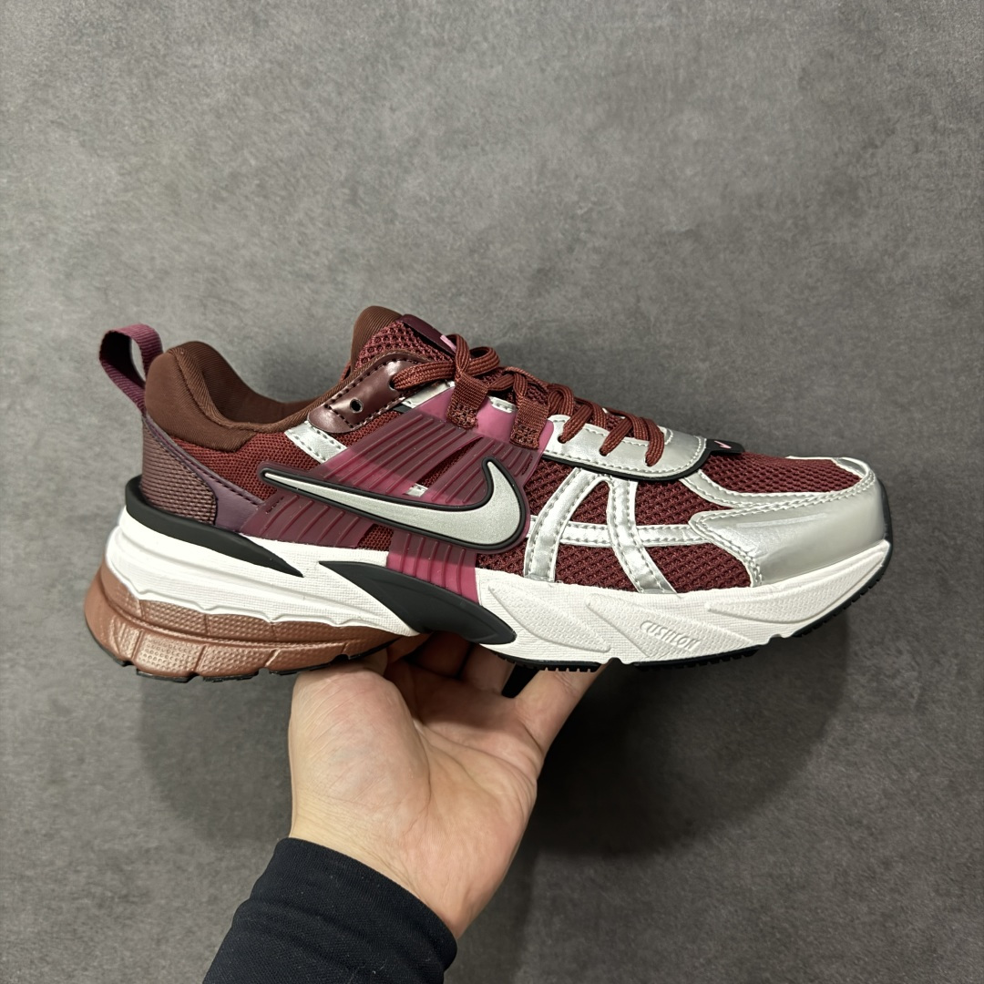 【公司级】耐克NIKE V2K RUN跑步鞋复古风潮 网面透气运动鞋 灰银紧致的鞋面材质提供良好的包裹性鞋侧 Swoosh以及鞋头部分搭配增添不少亮点的镀铬细节鞋垫上印有Bill Bowerman头像 将细节拉满中底饰有独特的做旧效果 最后搭载黑色外底凸显整双鞋的复古气质 货号:FD0736-601 尺码:36 36.5 37.5 38 38.5 39 40 40.5 41 42 42.5 43 44 45-选品中心