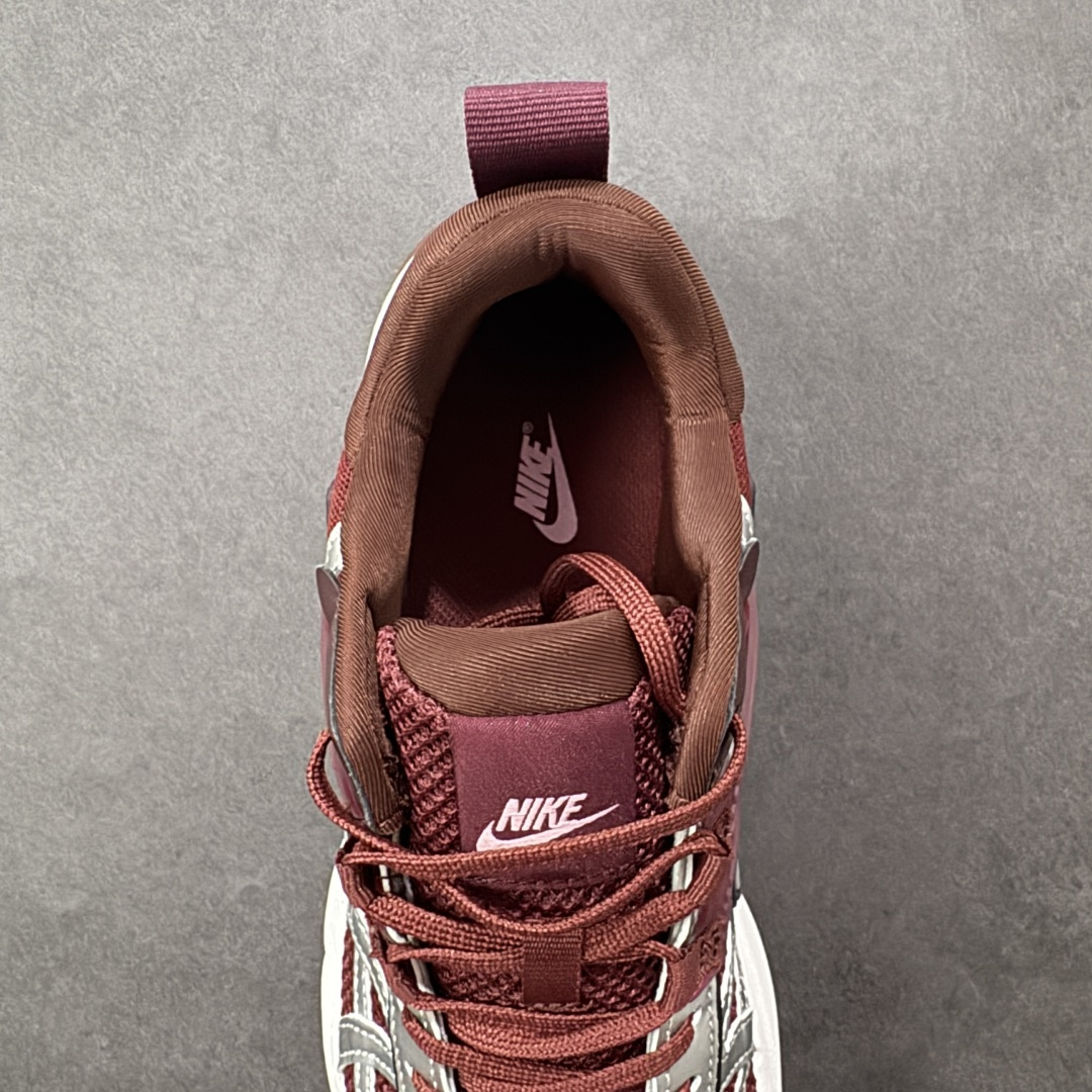 图片[7]-【公司级】耐克NIKE V2K RUN跑步鞋复古风潮 网面透气运动鞋 灰银紧致的鞋面材质提供良好的包裹性鞋侧 Swoosh以及鞋头部分搭配增添不少亮点的镀铬细节鞋垫上印有Bill Bowerman头像 将细节拉满中底饰有独特的做旧效果 最后搭载黑色外底凸显整双鞋的复古气质 货号：FD0736-601 尺码：36 36.5 37.5 38 38.5 39 40 40.5 41 42 42.5 43 44 45-选品中心