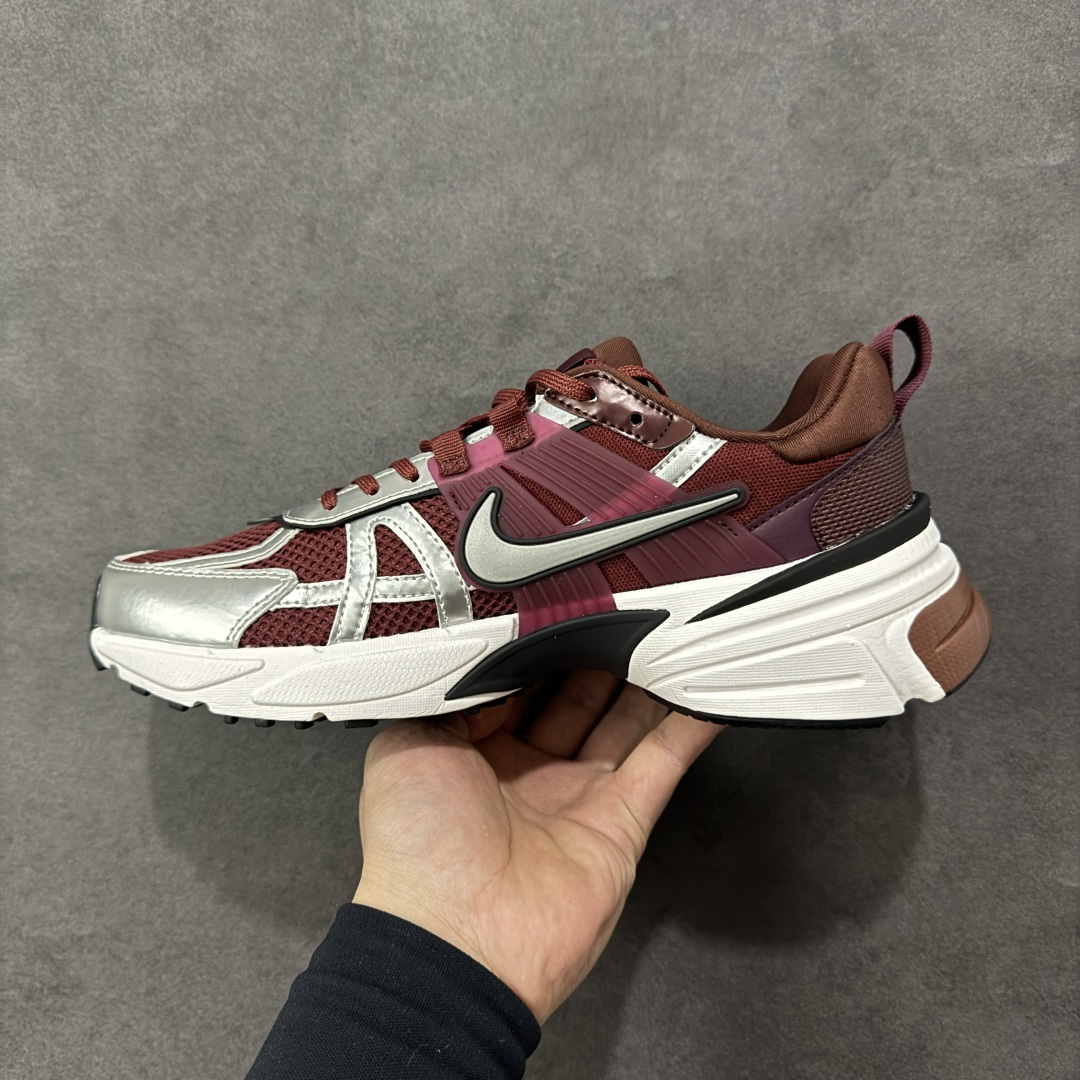 图片[2]-【公司级】耐克NIKE V2K RUN跑步鞋复古风潮 网面透气运动鞋 灰银紧致的鞋面材质提供良好的包裹性鞋侧 Swoosh以及鞋头部分搭配增添不少亮点的镀铬细节鞋垫上印有Bill Bowerman头像 将细节拉满中底饰有独特的做旧效果 最后搭载黑色外底凸显整双鞋的复古气质 货号：FD0736-601 尺码：36 36.5 37.5 38 38.5 39 40 40.5 41 42 42.5 43 44 45-选品中心