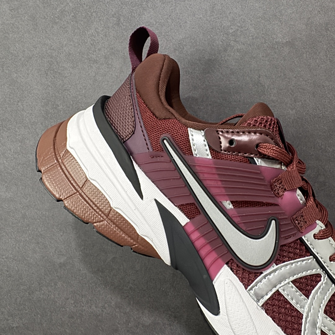 图片[5]-【公司级】耐克NIKE V2K RUN跑步鞋复古风潮 网面透气运动鞋 灰银紧致的鞋面材质提供良好的包裹性鞋侧 Swoosh以及鞋头部分搭配增添不少亮点的镀铬细节鞋垫上印有Bill Bowerman头像 将细节拉满中底饰有独特的做旧效果 最后搭载黑色外底凸显整双鞋的复古气质 货号：FD0736-601 尺码：36 36.5 37.5 38 38.5 39 40 40.5 41 42 42.5 43 44 45-选品中心