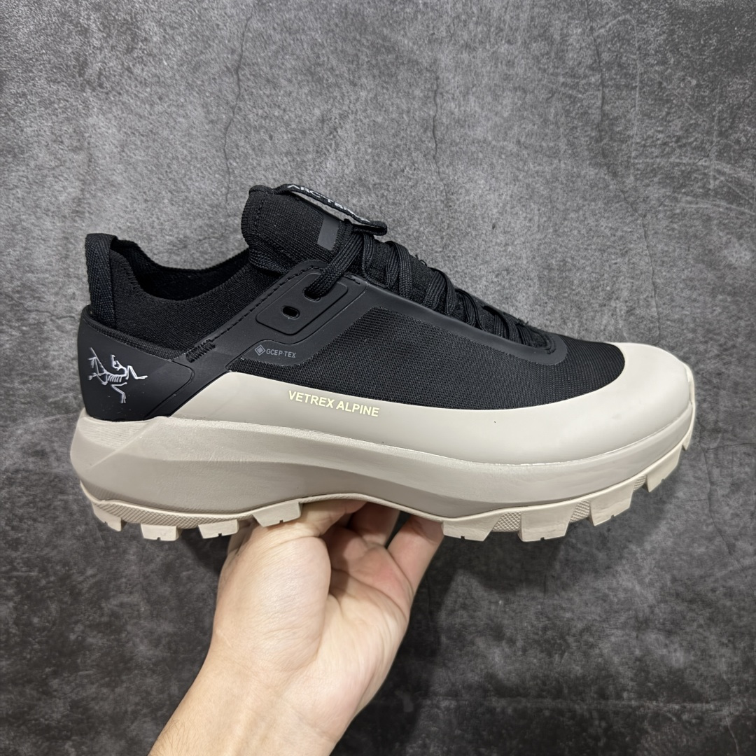 【公司级】Arcteryx始祖鸟 Vertex Alpine GTX M 男女情侣款低帮登山鞋 适合技术路线单日徒步穿着 aerios 鞋受到长途野外跑步鞋的启发 适合在变化的地形上进行快速轻快的徒步旅行穿着，舒适而有支撑性，鞋面更轻薄透气舒适。敏捷、稳定和技术路线上的自信源于vibram® megagrip外底、压缩eva内底以及一体的tpu 尺码：36-45-选品中心