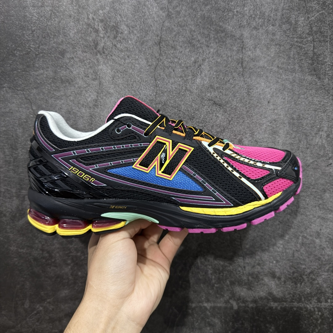 【GS纯原】新百伦 New Balance M1906系列 复古运动鞋单品宝藏老爹鞋 M1906RCP 高端品质 超高清洁度 市场唯一防伪蓝光跳码鞋标💪🏻 作为NB最经典的档案鞋型之一，与2002一样，1906有着NB最成熟的技术加持和复古款式，而本次推出的版本参照2002r的定位，相信会在性价两端做出权衡。单从造型上来看，依旧是vibe风格，味道很正，细节也很酷，这双1906r无疑必能打入复古跑鞋爱好者的年度鞋款名录。 尺码：36-45半-选品中心