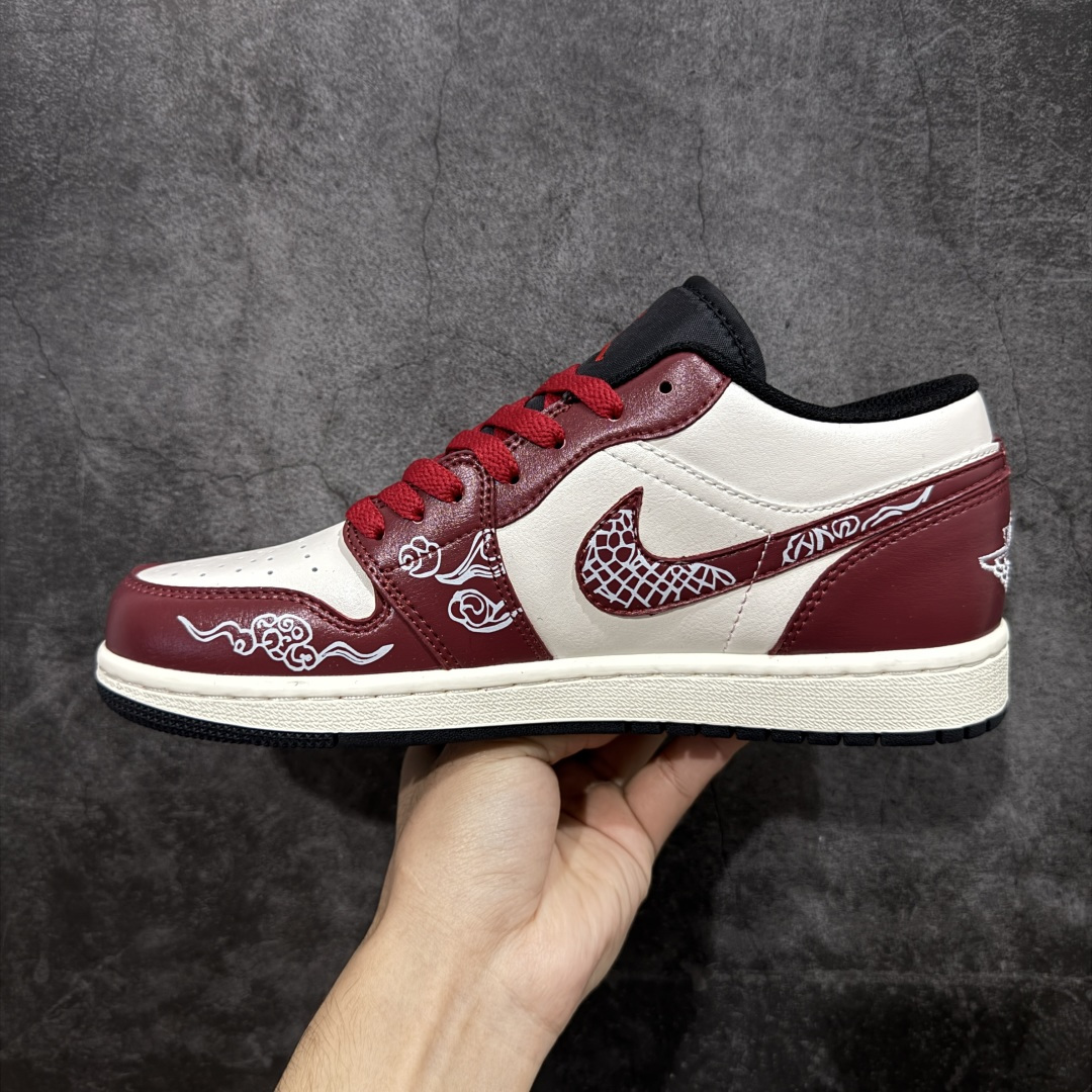 图片[2]-【K版】Air Jordan AJ1 Low 低帮 马年限定双层礼盒 553558-040 全新流水线出品 市场第二梯队最强版 全部原鞋开发 原楦原纸板开发 全鞋电脑针车 原厂内置全掌气垫 原盒内在原标 唯一Zp原版鞋带绑法 免检产品 全新2022版型 全头层皮料 完美零毛边处理 原厂配置全掌气垫 价格定位良心 尺码：36 36.5 37.5 38 38.5 39 40 40.5 41 42 42.5 43 44 44.5 45-选品中心