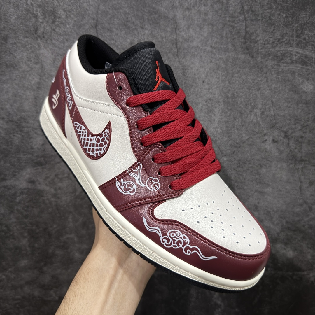 图片[3]-【K版】Air Jordan AJ1 Low 低帮 马年限定双层礼盒 553558-040 全新流水线出品 市场第二梯队最强版 全部原鞋开发 原楦原纸板开发 全鞋电脑针车 原厂内置全掌气垫 原盒内在原标 唯一Zp原版鞋带绑法 免检产品 全新2022版型 全头层皮料 完美零毛边处理 原厂配置全掌气垫 价格定位良心 尺码：36 36.5 37.5 38 38.5 39 40 40.5 41 42 42.5 43 44 44.5 45-选品中心