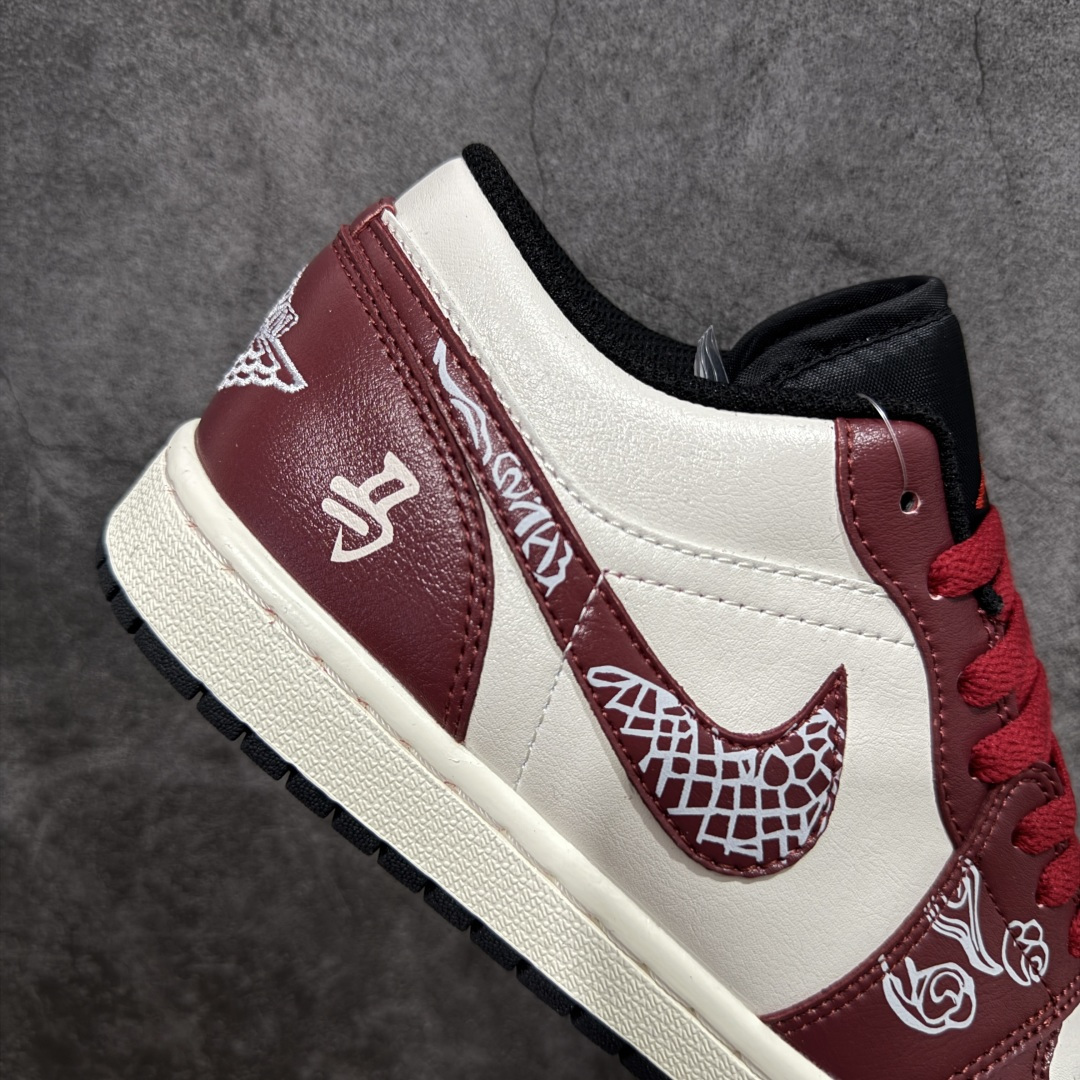 图片[7]-【K版】Air Jordan AJ1 Low 低帮 马年限定双层礼盒 553558-040 全新流水线出品 市场第二梯队最强版 全部原鞋开发 原楦原纸板开发 全鞋电脑针车 原厂内置全掌气垫 原盒内在原标 唯一Zp原版鞋带绑法 免检产品 全新2022版型 全头层皮料 完美零毛边处理 原厂配置全掌气垫 价格定位良心 尺码：36 36.5 37.5 38 38.5 39 40 40.5 41 42 42.5 43 44 44.5 45-选品中心