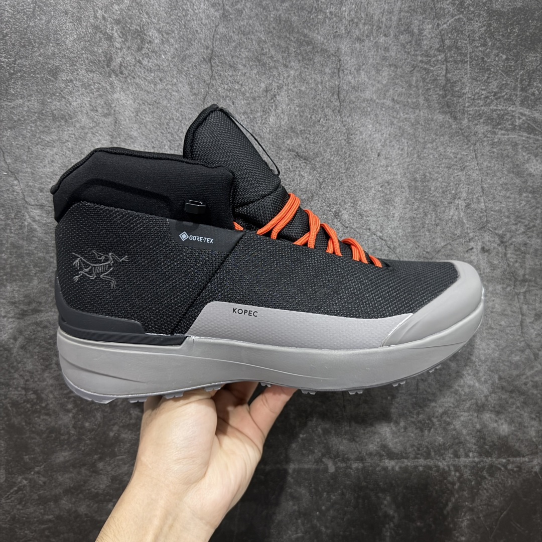 【公司级】始祖鸟ArcTeryx Kopec GTX M Mid 覆盖透气男越野跑鞋 中帮 正确后跟刺绣 完美细节版型 官方同步上架 适合技术路线单日徒步穿着 aeriosflgtx鞋受到长途野外跑步鞋的启发 适合在变化的地形上进行快速轻快的徒步旅行穿着，舒适而有支撑性，使您充满信心。该设计与脚部融为一体，可最大限度地减少摩擦，gore-tex保护膜网砂，采用gore隐形适体(invisiblefit)技术，更轻薄舒适。敏捷、稳定和技术路线上的自信源于vibram® megagrip外底、压缩eva内底以及一体的tpu。重量约：275g技术特点透气轻量耐磨鞋子鞋外底结构vibram®megagripM橡胶化合材料耐用柔软鞋子结构tpu鞋头可防磨损压缩eva泡沫内底以及一体的tpu铁芯提高了灵活性和稳定性，使您充满信心鞋子衬垫结构4mm厚ortholiteM3d模制插片材料gore-tex薄膜tpu高耐磨保护膜cordura® MX 尺码：39-45 编码： ABC370380-选品中心