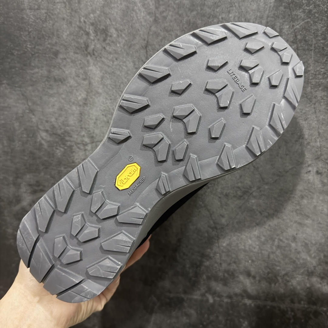 图片[9]-【公司级】始祖鸟ArcTeryx Kopec GTX M Mid 覆盖透气男越野跑鞋 中帮 正确后跟刺绣 完美细节版型 官方同步上架 适合技术路线单日徒步穿着 aeriosflgtx鞋受到长途野外跑步鞋的启发 适合在变化的地形上进行快速轻快的徒步旅行穿着，舒适而有支撑性，使您充满信心。该设计与脚部融为一体，可最大限度地减少摩擦，gore-tex保护膜网砂，采用gore隐形适体(invisiblefit)技术，更轻薄舒适。敏捷、稳定和技术路线上的自信源于vibram® megagrip外底、压缩eva内底以及一体的tpu。重量约：275g技术特点透气轻量耐磨鞋子鞋外底结构vibram®megagripM橡胶化合材料耐用柔软鞋子结构tpu鞋头可防磨损压缩eva泡沫内底以及一体的tpu铁芯提高了灵活性和稳定性，使您充满信心鞋子衬垫结构4mm厚ortholiteM3d模制插片材料gore-tex薄膜tpu高耐磨保护膜cordura® MX 尺码：39-45 编码： ABC370380-选品中心