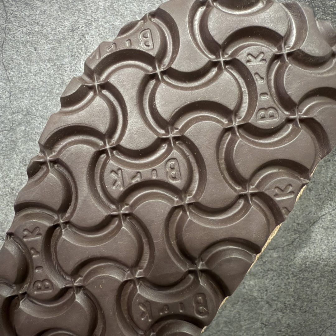 图片[8]-【纯原H版】Birkenstock\\t 勃肯/博肯软木软底全包 半拖 羊毛一体拖鞋 十年ZP代工厂老师傅工艺 纯手工打造原汁原味博肯 市场最强版 没有之一 鞋面设计：选用陸丰A级进口羊皮毛，质地细腻，手感丰满；尺寸间障均匀，柔软，深度保暖；吸湿，进气，排汗 鞋子内里：化质澳洲羔羊皮分子结构可将水蒸气吸进多孔构体中，吸湿性好，透气性极住，保持脚底干爽 鞋底设计：型模EVA极富弹性，加持胎面设计，升级版独家私模，柔软回弹性好，耐折耐磨，防滑防踢 尺码： 35 36 37 38 39 40 41 42 43 44 45-选品中心