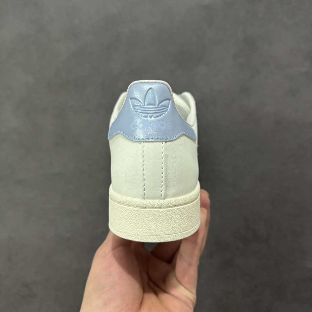 图片[4]-【GX版本】adidas originals Superstar 2 百搭舒适薄底 防滑耐磨 低帮 板鞋 女款 白紫 尺码：35⅓ 36 36⅔ 37⅓ 38 38⅔ 39⅓ 40 货号：JR4506 Superstar系列以贝壳头设计著称，这一标志性元素使其在众多鞋款中脱颖而出。贝壳头不仅具有防撞和保护脚尖的作用，还成为了时尚界的经典符号。作为阿迪达斯经典系列的一部分，Superstar鞋侧常常饰有三叶草标志，彰显品牌身份与品质保证。鞋面采用优质皮革，质感高级且耐磨耐穿。柔软橡胶底则提供了良好的缓震效果和抓地力。Superstar板鞋以其舒适的穿着体验而著称。柔软橡胶底和合理的内部空间设计，使得长时间穿着也不会感到疲劳。简约复古的鞋型搭配贝壳头设计，使得Superstar成为一款百搭鞋款。无论是搭配牛仔裤、休闲裤还是裙子，都能轻松驾驭各种风格。采用优质材质和精湛工艺打造，Superstar板鞋具有出色的耐用性和耐磨性，能够陪伴消费者度过漫长的时光。自诞生以来，Superstar逐渐成为街头潮流文化的代表之一。众多潮人、明星和设计师都钟爱这款鞋款，纷纷将其纳入自己的穿搭中。-选品中心