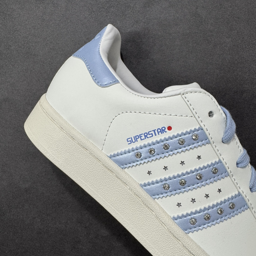 图片[6]-【GX版本】adidas originals Superstar 2 百搭舒适薄底 防滑耐磨 低帮 板鞋 女款 白紫 尺码：35⅓ 36 36⅔ 37⅓ 38 38⅔ 39⅓ 40 货号：JR4506 Superstar系列以贝壳头设计著称，这一标志性元素使其在众多鞋款中脱颖而出。贝壳头不仅具有防撞和保护脚尖的作用，还成为了时尚界的经典符号。作为阿迪达斯经典系列的一部分，Superstar鞋侧常常饰有三叶草标志，彰显品牌身份与品质保证。鞋面采用优质皮革，质感高级且耐磨耐穿。柔软橡胶底则提供了良好的缓震效果和抓地力。Superstar板鞋以其舒适的穿着体验而著称。柔软橡胶底和合理的内部空间设计，使得长时间穿着也不会感到疲劳。简约复古的鞋型搭配贝壳头设计，使得Superstar成为一款百搭鞋款。无论是搭配牛仔裤、休闲裤还是裙子，都能轻松驾驭各种风格。采用优质材质和精湛工艺打造，Superstar板鞋具有出色的耐用性和耐磨性，能够陪伴消费者度过漫长的时光。自诞生以来，Superstar逐渐成为街头潮流文化的代表之一。众多潮人、明星和设计师都钟爱这款鞋款，纷纷将其纳入自己的穿搭中。-选品中心