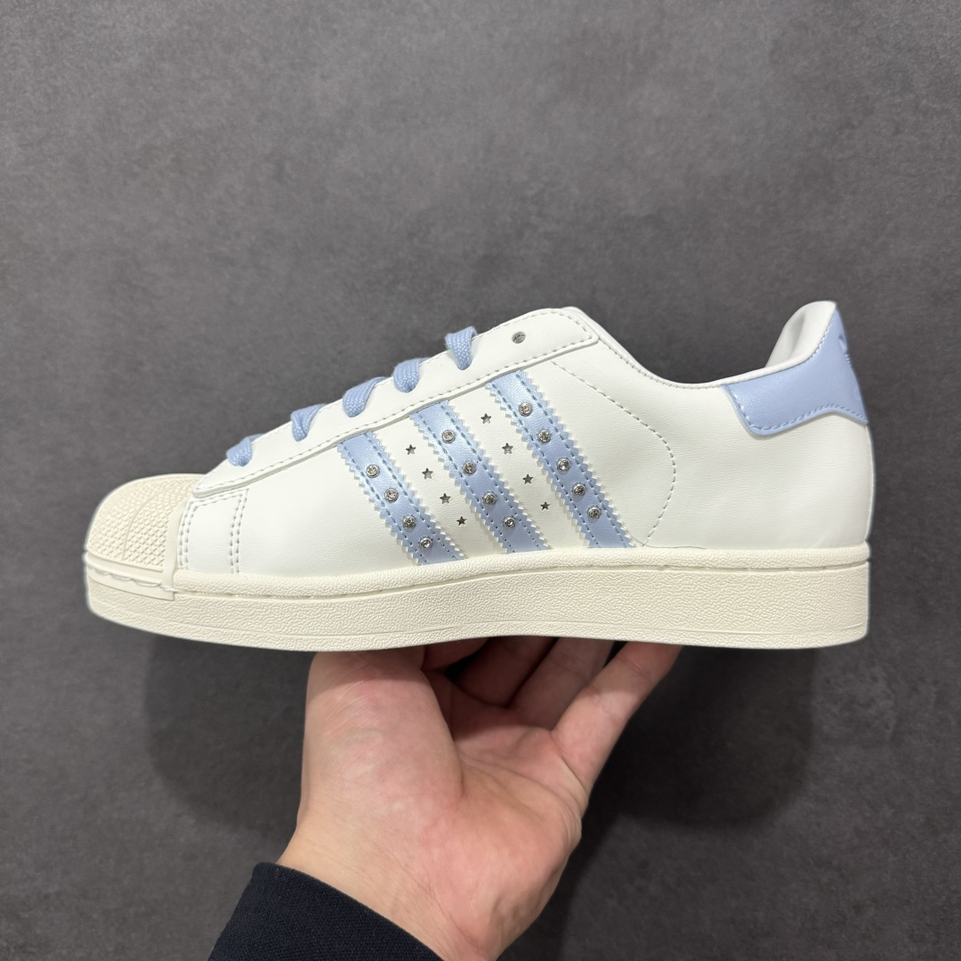 图片[2]-【GX版本】adidas originals Superstar 2 百搭舒适薄底 防滑耐磨 低帮 板鞋 女款 白紫 尺码：35⅓ 36 36⅔ 37⅓ 38 38⅔ 39⅓ 40 货号：JR4506 Superstar系列以贝壳头设计著称，这一标志性元素使其在众多鞋款中脱颖而出。贝壳头不仅具有防撞和保护脚尖的作用，还成为了时尚界的经典符号。作为阿迪达斯经典系列的一部分，Superstar鞋侧常常饰有三叶草标志，彰显品牌身份与品质保证。鞋面采用优质皮革，质感高级且耐磨耐穿。柔软橡胶底则提供了良好的缓震效果和抓地力。Superstar板鞋以其舒适的穿着体验而著称。柔软橡胶底和合理的内部空间设计，使得长时间穿着也不会感到疲劳。简约复古的鞋型搭配贝壳头设计，使得Superstar成为一款百搭鞋款。无论是搭配牛仔裤、休闲裤还是裙子，都能轻松驾驭各种风格。采用优质材质和精湛工艺打造，Superstar板鞋具有出色的耐用性和耐磨性，能够陪伴消费者度过漫长的时光。自诞生以来，Superstar逐渐成为街头潮流文化的代表之一。众多潮人、明星和设计师都钟爱这款鞋款，纷纷将其纳入自己的穿搭中。-选品中心