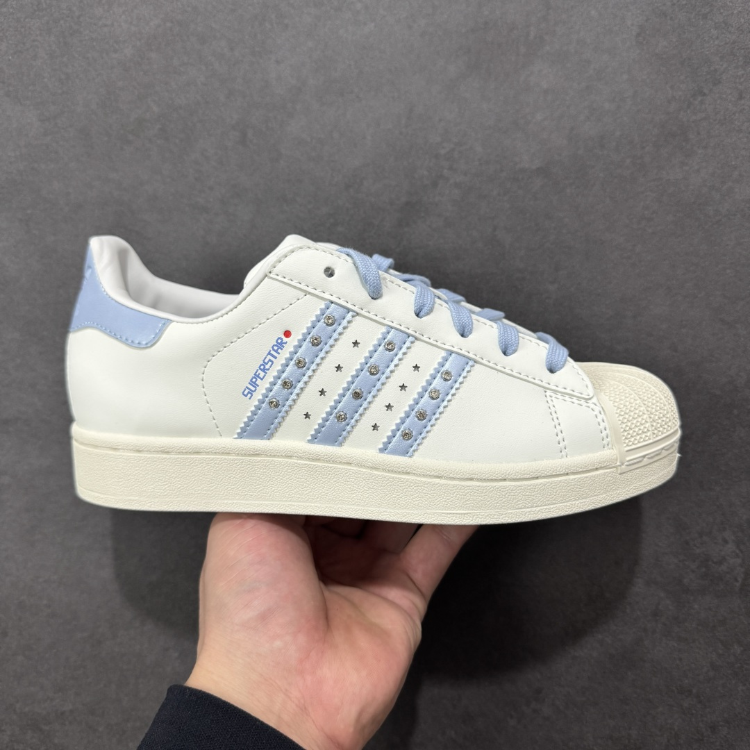 【GX版本】adidas originals Superstar 2 百搭舒适薄底 防滑耐磨 低帮 板鞋 女款 白紫 尺码：35⅓ 36 36⅔ 37⅓ 38 38⅔ 39⅓ 40 货号：JR4506 Superstar系列以贝壳头设计著称，这一标志性元素使其在众多鞋款中脱颖而出。贝壳头不仅具有防撞和保护脚尖的作用，还成为了时尚界的经典符号。作为阿迪达斯经典系列的一部分，Superstar鞋侧常常饰有三叶草标志，彰显品牌身份与品质保证。鞋面采用优质皮革，质感高级且耐磨耐穿。柔软橡胶底则提供了良好的缓震效果和抓地力。Superstar板鞋以其舒适的穿着体验而著称。柔软橡胶底和合理的内部空间设计，使得长时间穿着也不会感到疲劳。简约复古的鞋型搭配贝壳头设计，使得Superstar成为一款百搭鞋款。无论是搭配牛仔裤、休闲裤还是裙子，都能轻松驾驭各种风格。采用优质材质和精湛工艺打造，Superstar板鞋具有出色的耐用性和耐磨性，能够陪伴消费者度过漫长的时光。自诞生以来，Superstar逐渐成为街头潮流文化的代表之一。众多潮人、明星和设计师都钟爱这款鞋款，纷纷将其纳入自己的穿搭中。-选品中心