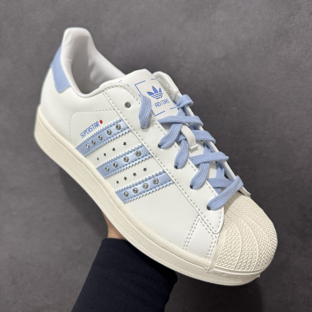 图片[3]-【GX版本】adidas originals Superstar 2 百搭舒适薄底 防滑耐磨 低帮 板鞋 女款 白紫 尺码：35⅓ 36 36⅔ 37⅓ 38 38⅔ 39⅓ 40 货号：JR4506 Superstar系列以贝壳头设计著称，这一标志性元素使其在众多鞋款中脱颖而出。贝壳头不仅具有防撞和保护脚尖的作用，还成为了时尚界的经典符号。作为阿迪达斯经典系列的一部分，Superstar鞋侧常常饰有三叶草标志，彰显品牌身份与品质保证。鞋面采用优质皮革，质感高级且耐磨耐穿。柔软橡胶底则提供了良好的缓震效果和抓地力。Superstar板鞋以其舒适的穿着体验而著称。柔软橡胶底和合理的内部空间设计，使得长时间穿着也不会感到疲劳。简约复古的鞋型搭配贝壳头设计，使得Superstar成为一款百搭鞋款。无论是搭配牛仔裤、休闲裤还是裙子，都能轻松驾驭各种风格。采用优质材质和精湛工艺打造，Superstar板鞋具有出色的耐用性和耐磨性，能够陪伴消费者度过漫长的时光。自诞生以来，Superstar逐渐成为街头潮流文化的代表之一。众多潮人、明星和设计师都钟爱这款鞋款，纷纷将其纳入自己的穿搭中。-选品中心