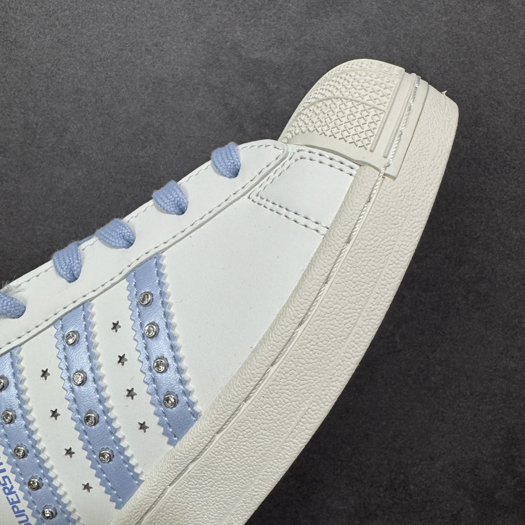 图片[5]-【GX版本】adidas originals Superstar 2 百搭舒适薄底 防滑耐磨 低帮 板鞋 女款 白紫 尺码：35⅓ 36 36⅔ 37⅓ 38 38⅔ 39⅓ 40 货号：JR4506 Superstar系列以贝壳头设计著称，这一标志性元素使其在众多鞋款中脱颖而出。贝壳头不仅具有防撞和保护脚尖的作用，还成为了时尚界的经典符号。作为阿迪达斯经典系列的一部分，Superstar鞋侧常常饰有三叶草标志，彰显品牌身份与品质保证。鞋面采用优质皮革，质感高级且耐磨耐穿。柔软橡胶底则提供了良好的缓震效果和抓地力。Superstar板鞋以其舒适的穿着体验而著称。柔软橡胶底和合理的内部空间设计，使得长时间穿着也不会感到疲劳。简约复古的鞋型搭配贝壳头设计，使得Superstar成为一款百搭鞋款。无论是搭配牛仔裤、休闲裤还是裙子，都能轻松驾驭各种风格。采用优质材质和精湛工艺打造，Superstar板鞋具有出色的耐用性和耐磨性，能够陪伴消费者度过漫长的时光。自诞生以来，Superstar逐渐成为街头潮流文化的代表之一。众多潮人、明星和设计师都钟爱这款鞋款，纷纷将其纳入自己的穿搭中。-选品中心