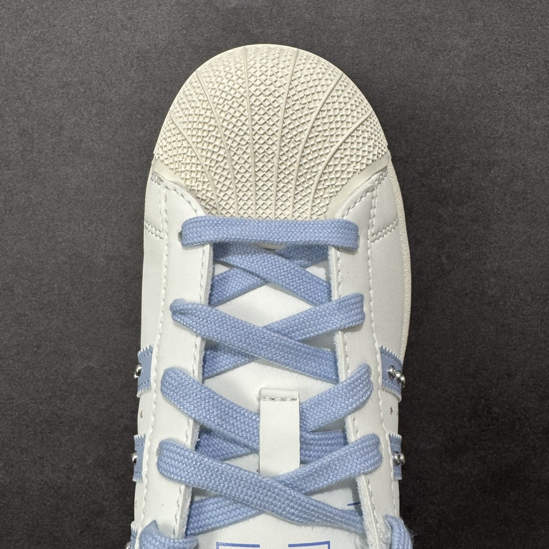 图片[8]-【GX版本】adidas originals Superstar 2 百搭舒适薄底 防滑耐磨 低帮 板鞋 女款 白紫 尺码：35⅓ 36 36⅔ 37⅓ 38 38⅔ 39⅓ 40 货号：JR4506 Superstar系列以贝壳头设计著称，这一标志性元素使其在众多鞋款中脱颖而出。贝壳头不仅具有防撞和保护脚尖的作用，还成为了时尚界的经典符号。作为阿迪达斯经典系列的一部分，Superstar鞋侧常常饰有三叶草标志，彰显品牌身份与品质保证。鞋面采用优质皮革，质感高级且耐磨耐穿。柔软橡胶底则提供了良好的缓震效果和抓地力。Superstar板鞋以其舒适的穿着体验而著称。柔软橡胶底和合理的内部空间设计，使得长时间穿着也不会感到疲劳。简约复古的鞋型搭配贝壳头设计，使得Superstar成为一款百搭鞋款。无论是搭配牛仔裤、休闲裤还是裙子，都能轻松驾驭各种风格。采用优质材质和精湛工艺打造，Superstar板鞋具有出色的耐用性和耐磨性，能够陪伴消费者度过漫长的时光。自诞生以来，Superstar逐渐成为街头潮流文化的代表之一。众多潮人、明星和设计师都钟爱这款鞋款，纷纷将其纳入自己的穿搭中。-选品中心