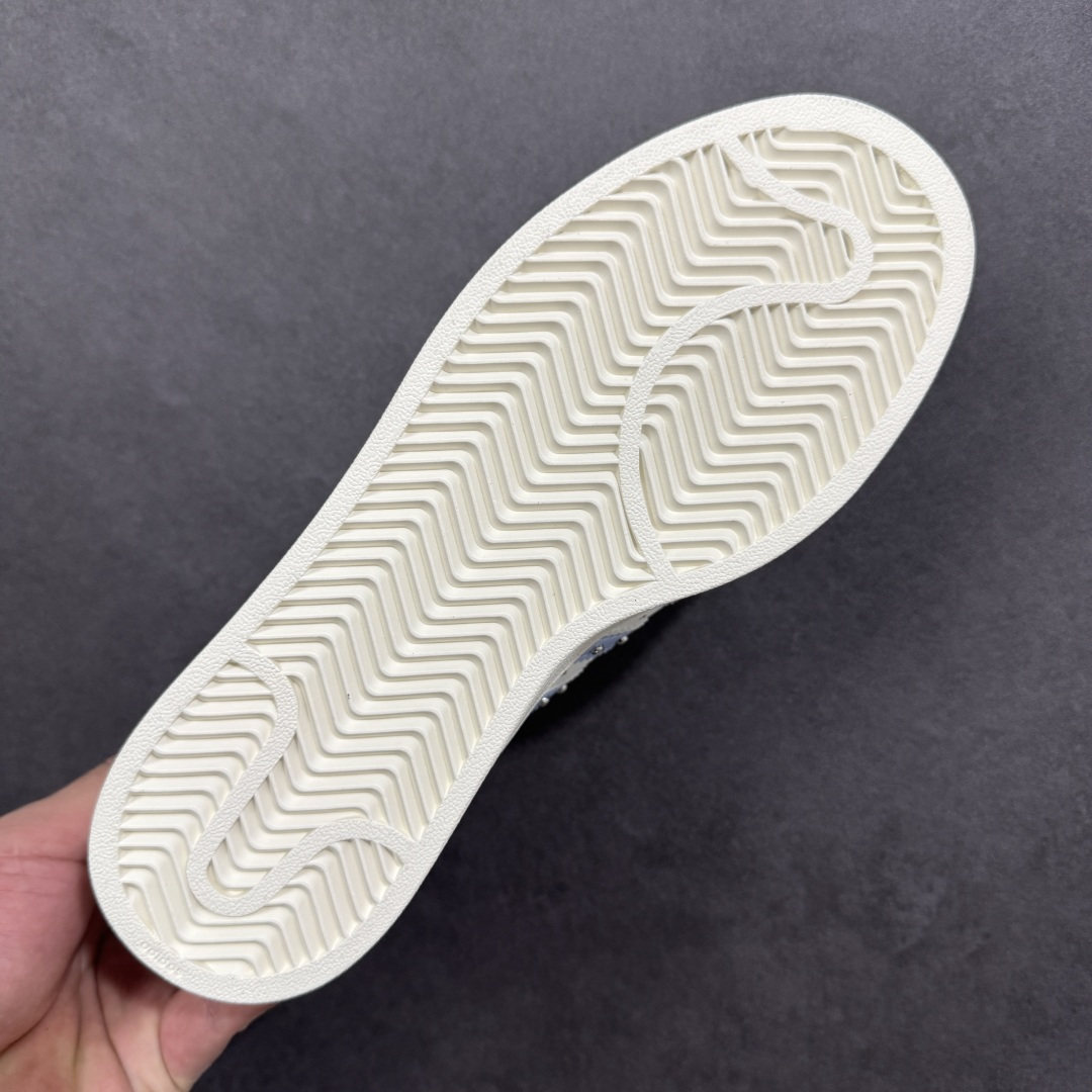 图片[9]-【GX版本】adidas originals Superstar 2 百搭舒适薄底 防滑耐磨 低帮 板鞋 女款 白紫 尺码：35⅓ 36 36⅔ 37⅓ 38 38⅔ 39⅓ 40 货号：JR4506 Superstar系列以贝壳头设计著称，这一标志性元素使其在众多鞋款中脱颖而出。贝壳头不仅具有防撞和保护脚尖的作用，还成为了时尚界的经典符号。作为阿迪达斯经典系列的一部分，Superstar鞋侧常常饰有三叶草标志，彰显品牌身份与品质保证。鞋面采用优质皮革，质感高级且耐磨耐穿。柔软橡胶底则提供了良好的缓震效果和抓地力。Superstar板鞋以其舒适的穿着体验而著称。柔软橡胶底和合理的内部空间设计，使得长时间穿着也不会感到疲劳。简约复古的鞋型搭配贝壳头设计，使得Superstar成为一款百搭鞋款。无论是搭配牛仔裤、休闲裤还是裙子，都能轻松驾驭各种风格。采用优质材质和精湛工艺打造，Superstar板鞋具有出色的耐用性和耐磨性，能够陪伴消费者度过漫长的时光。自诞生以来，Superstar逐渐成为街头潮流文化的代表之一。众多潮人、明星和设计师都钟爱这款鞋款，纷纷将其纳入自己的穿搭中。-选品中心