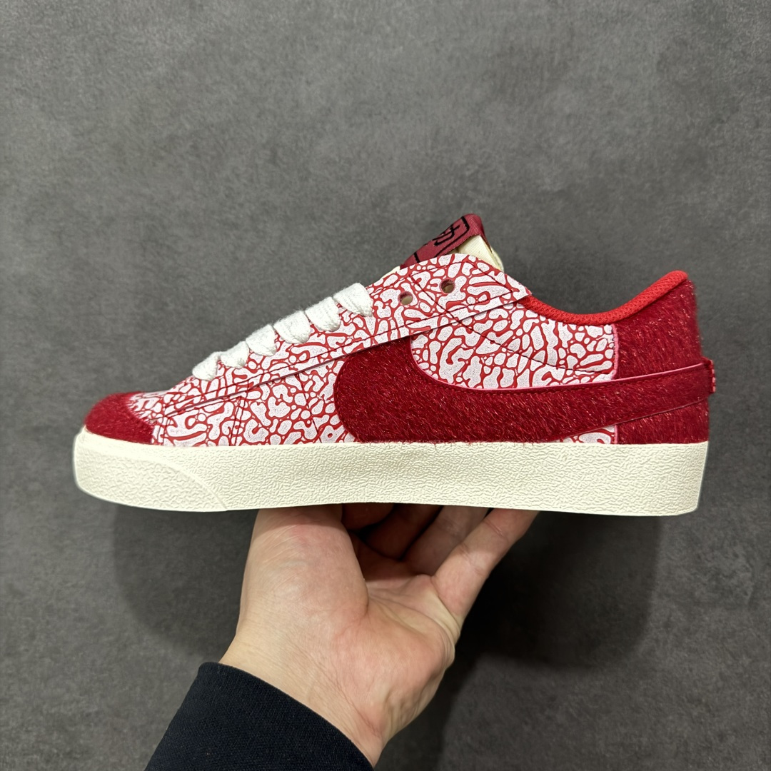 图片[2]-【公司级】Nike Blazer low 77 JUMBO 马年限定开括者大勾低帮休闲板鞋 鞋领采用弹性织物材质打造，方便穿脱的同时，带来舒适的穿着体验。鞋侧巨型大勾，让整双鞋极具复古质感。鞋底采用锯齿状设计，增强抓地力和耐久度 货号：DN2158-105 尺码：36-45-选品中心