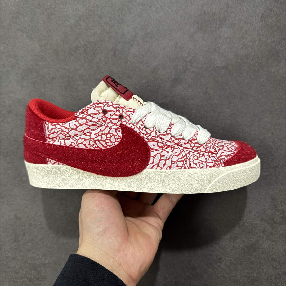 【公司级】Nike Blazer low 77 JUMBO 马年限定开括者大勾低帮休闲板鞋 鞋领采用弹性织物材质打造，方便穿脱的同时，带来舒适的穿着体验。鞋侧巨型大勾，让整双鞋极具复古质感。鞋底采用锯齿状设计，增强抓地力和耐久度 货号：DN2158-105 尺码：36-45-选品中心