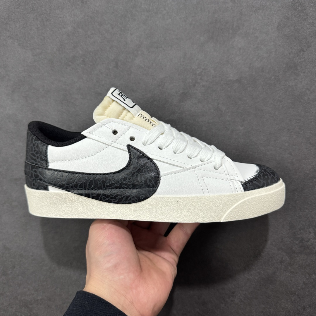 【公司级】Nike Blazer low 77 JUMBO 马年限定开括者大勾低帮休闲板鞋 鞋领采用弹性织物材质打造，方便穿脱的同时，带来舒适的穿着体验。鞋侧巨型大勾，让整双鞋极具复古质感。鞋底采用锯齿状设计，增强抓地力和耐久度 货号：DN2158-102 尺码：36-45-选品中心