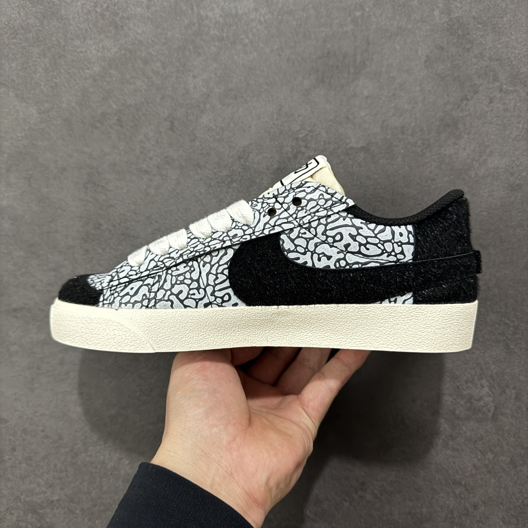 图片[2]-【公司级】Nike Blazer low 77 JUMBO 马年限定开括者大勾低帮休闲板鞋 鞋领采用弹性织物材质打造，方便穿脱的同时，带来舒适的穿着体验。鞋侧巨型大勾，让整双鞋极具复古质感。鞋底采用锯齿状设计，增强抓地力和耐久度 货号：DN2158-104 尺码：36-45-选品中心