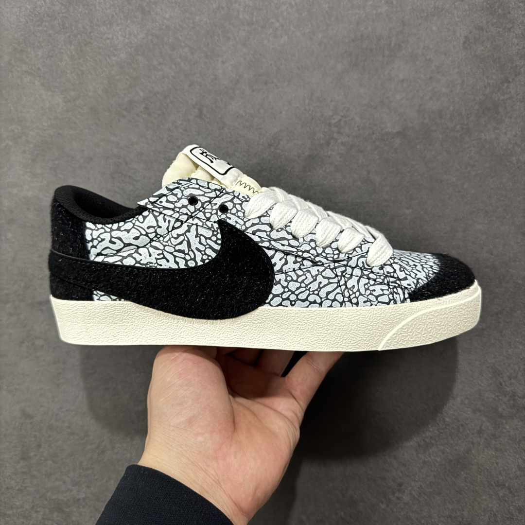 【公司级】Nike Blazer low 77 JUMBO 马年限定开括者大勾低帮休闲板鞋 鞋领采用弹性织物材质打造，方便穿脱的同时，带来舒适的穿着体验。鞋侧巨型大勾，让整双鞋极具复古质感。鞋底采用锯齿状设计，增强抓地力和耐久度 货号：DN2158-104 尺码：36-45-选品中心