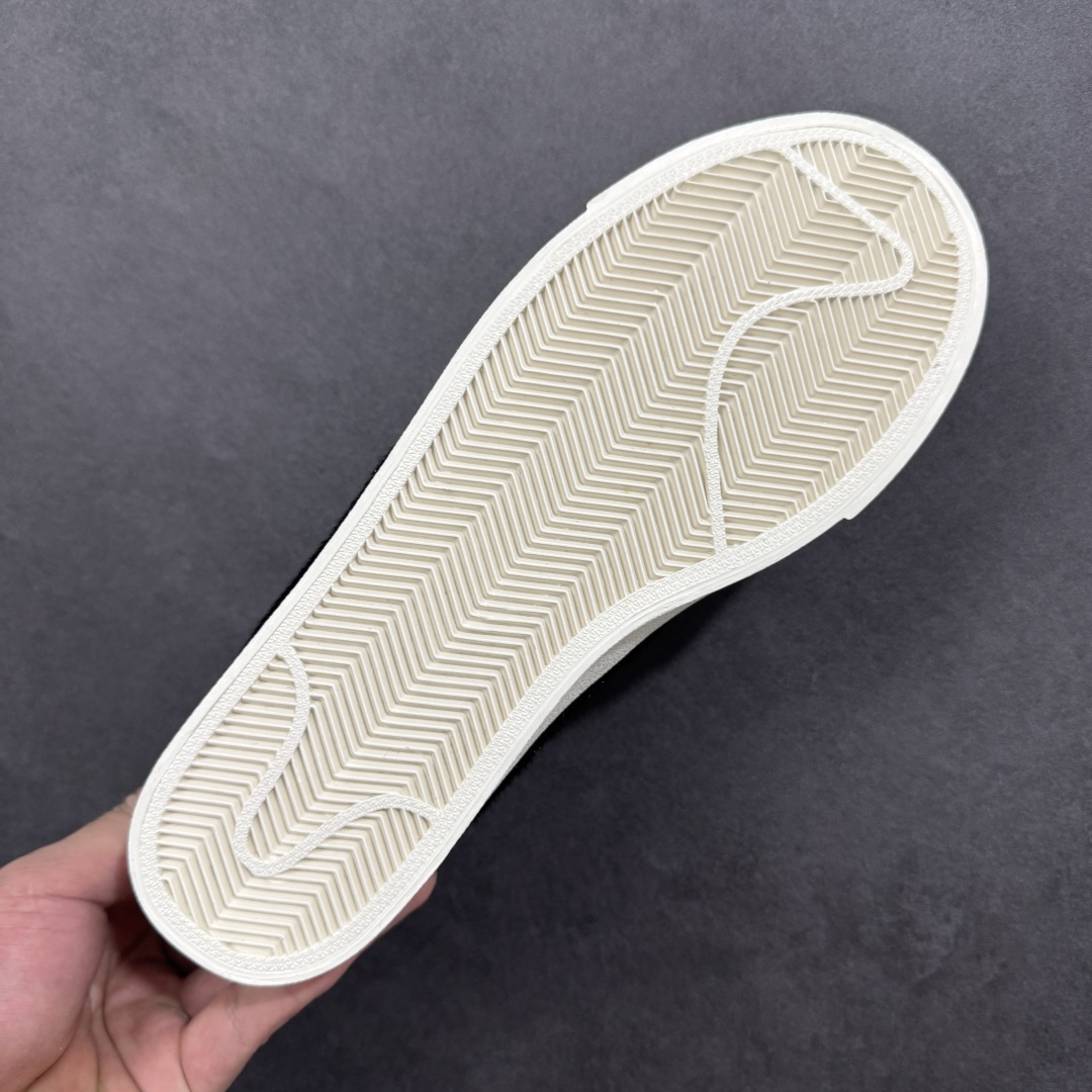 图片[9]-【公司级】Nike Blazer low 77 JUMBO 马年限定开括者大勾低帮休闲板鞋 鞋领采用弹性织物材质打造，方便穿脱的同时，带来舒适的穿着体验。鞋侧巨型大勾，让整双鞋极具复古质感。鞋底采用锯齿状设计，增强抓地力和耐久度 货号：DN2158-104 尺码：36-45-选品中心