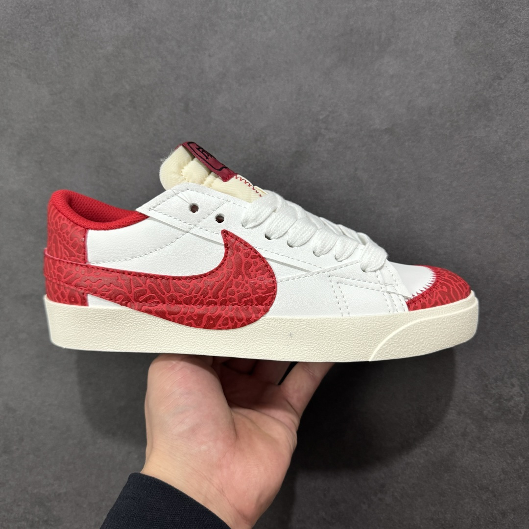 【公司级】Nike Blazer low 77 JUMBO 马年限定开括者大勾低帮休闲板鞋 鞋领采用弹性织物材质打造，方便穿脱的同时，带来舒适的穿着体验。鞋侧巨型大勾，让整双鞋极具复古质感。鞋底采用锯齿状设计，增强抓地力和耐久度 货号：DN2158-103 尺码：36-45-选品中心