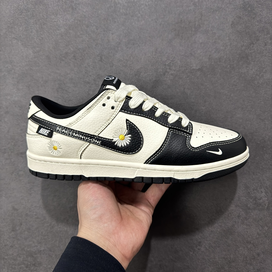 【定制版】Nike SB Dunk Low 小雏菊联名 白黑雏菊刺绣 高端定制 低帮休闲板鞋 #定制鞋盒 大厂纯原品质出货 超高清洁度 皮料切割干净无任何毛边 细节完美 货号：XD1588-245 尺码：36 36.5 37.5 38 38.5 39 40 40.5 41 42 42.5 43 44 44.5 45-选品中心