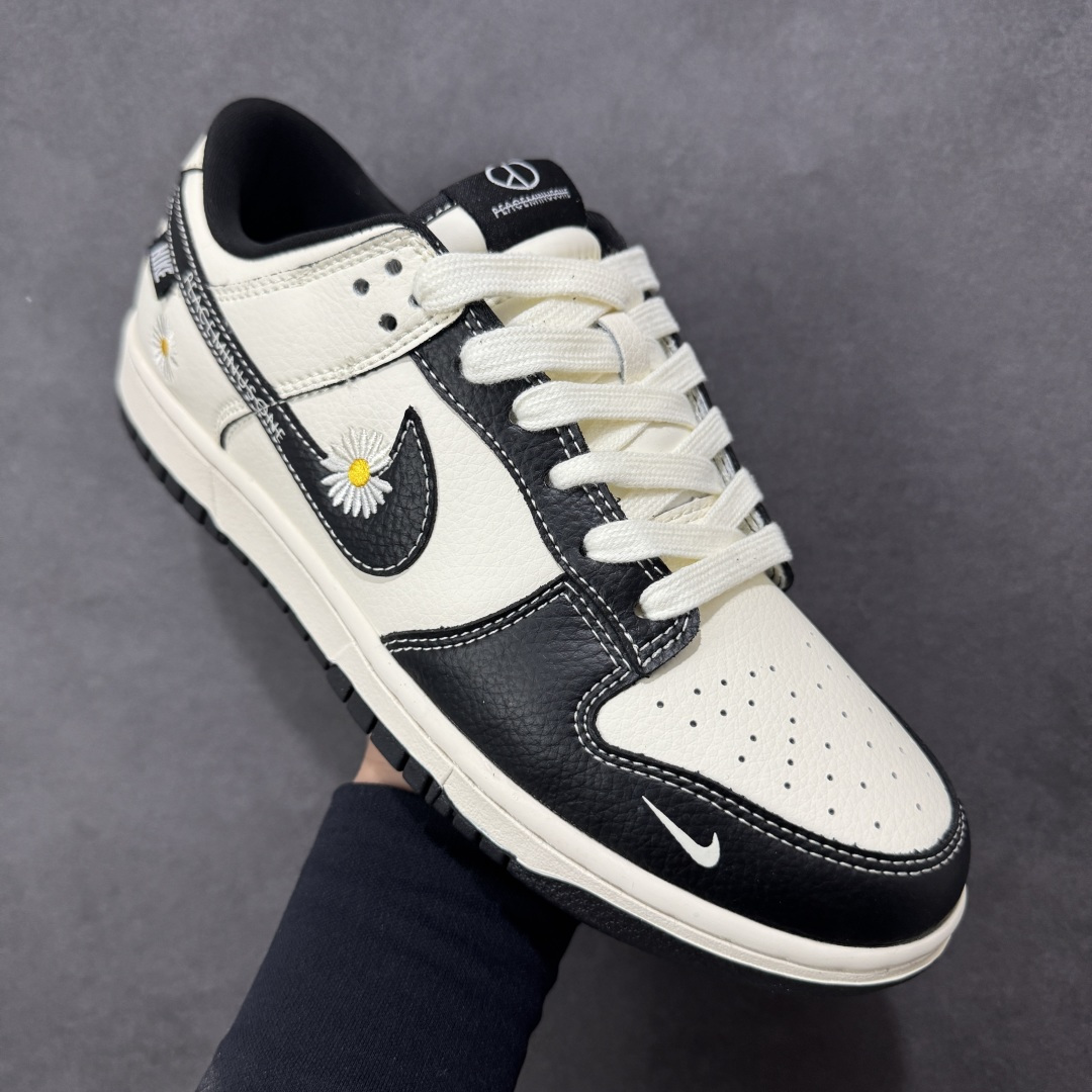 图片[3]-【定制版】Nike SB Dunk Low 小雏菊联名 白黑雏菊刺绣 高端定制 低帮休闲板鞋 #定制鞋盒 大厂纯原品质出货 超高清洁度 皮料切割干净无任何毛边 细节完美 货号：XD1588-245 尺码：36 36.5 37.5 38 38.5 39 40 40.5 41 42 42.5 43 44 44.5 45-选品中心