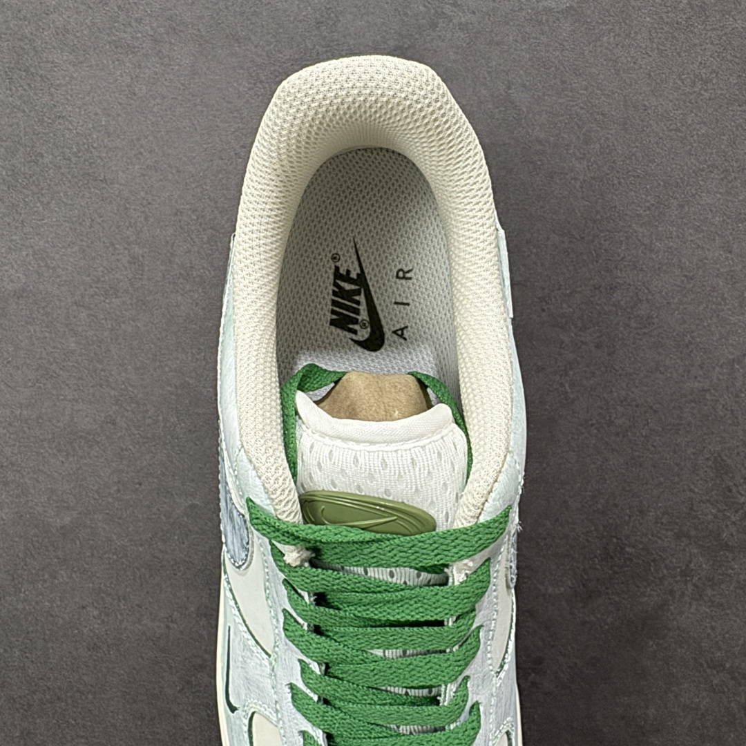 图片[7]-【定制版】手绘涂鸦“青竹墨韵”Nike Air Force 1 “Bamboo in Ink Wash”空军一号定制板鞋 这双「青竹墨韵」便成了东方美学的行走载体。鞋身以浅青瓷色为底，晕染开水墨质感的竹枝纹理 ——Logo 被竹叶肌理包裹，鞋侧的竹影细节与墨色斑点呼应，搭配深竹绿鞋带与包边，恰似烟雨里的竹林意境,让街头鞋款晕染出 “宁可食无肉，不可居无竹” 的文人风骨 货号：FB1839-123 尺码： 36 36.5 37.5 38 38.5 39 40 40.5 41 42 42.5 43 44 44.5 45 编码：HXSA310320-选品中心