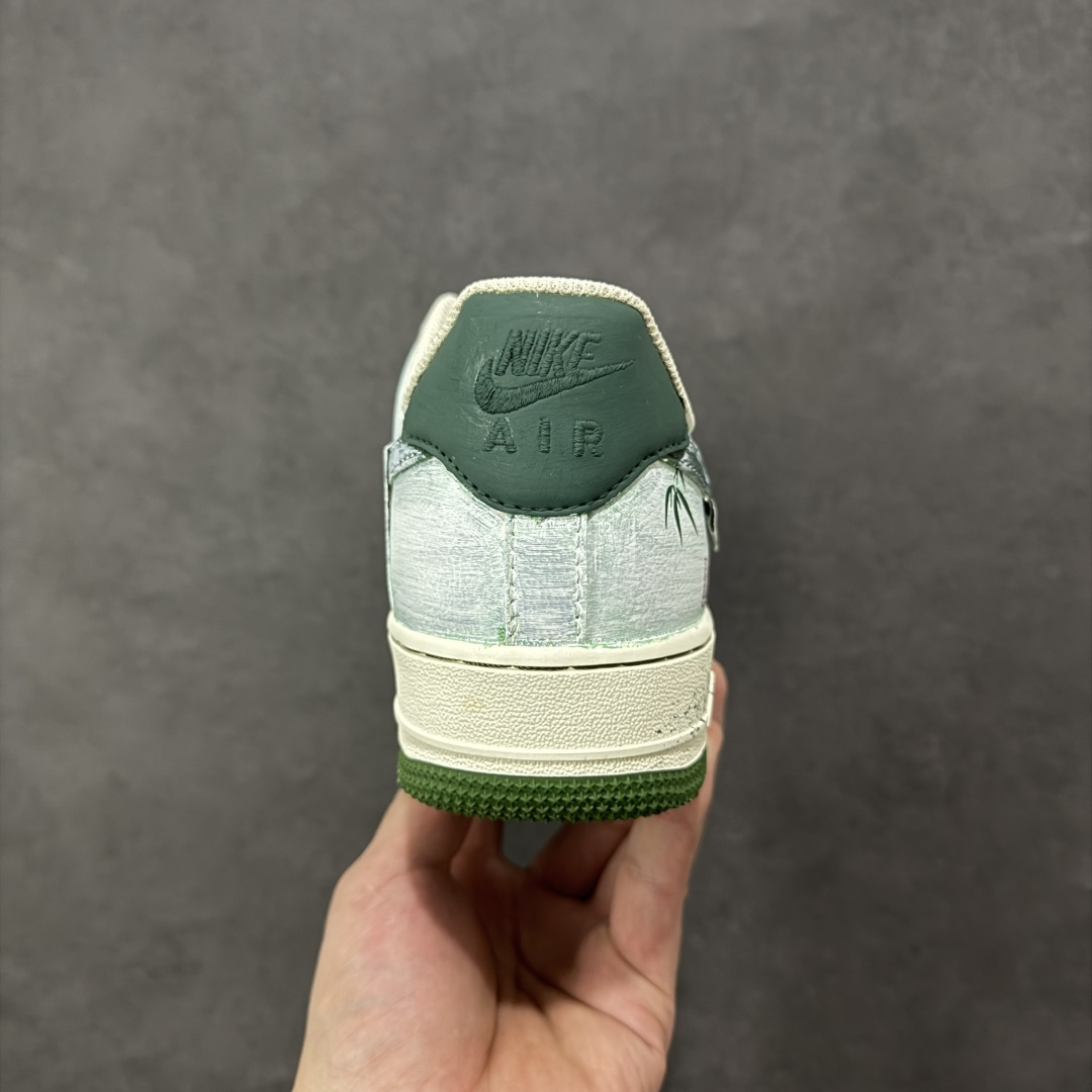 图片[4]-【定制版】手绘涂鸦“青竹墨韵”Nike Air Force 1 “Bamboo in Ink Wash”空军一号定制板鞋 这双「青竹墨韵」便成了东方美学的行走载体。鞋身以浅青瓷色为底，晕染开水墨质感的竹枝纹理 ——Logo 被竹叶肌理包裹，鞋侧的竹影细节与墨色斑点呼应，搭配深竹绿鞋带与包边，恰似烟雨里的竹林意境,让街头鞋款晕染出 “宁可食无肉，不可居无竹” 的文人风骨 货号：FB1839-123 尺码： 36 36.5 37.5 38 38.5 39 40 40.5 41 42 42.5 43 44 44.5 45 编码：HXSA310320-选品中心