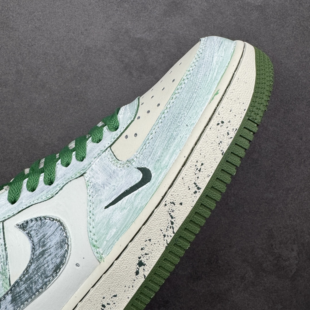 图片[5]-【定制版】手绘涂鸦“青竹墨韵”Nike Air Force 1 “Bamboo in Ink Wash”空军一号定制板鞋 这双「青竹墨韵」便成了东方美学的行走载体。鞋身以浅青瓷色为底，晕染开水墨质感的竹枝纹理 ——Logo 被竹叶肌理包裹，鞋侧的竹影细节与墨色斑点呼应，搭配深竹绿鞋带与包边，恰似烟雨里的竹林意境,让街头鞋款晕染出 “宁可食无肉，不可居无竹” 的文人风骨 货号：FB1839-123 尺码： 36 36.5 37.5 38 38.5 39 40 40.5 41 42 42.5 43 44 44.5 45 编码：HXSA310320-选品中心
