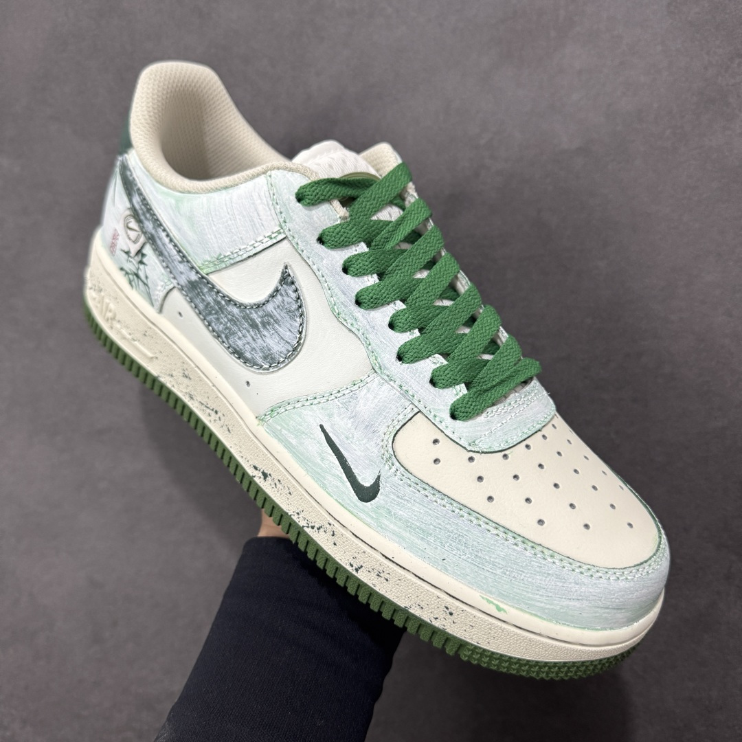 图片[3]-【定制版】手绘涂鸦“青竹墨韵”Nike Air Force 1 “Bamboo in Ink Wash”空军一号定制板鞋 这双「青竹墨韵」便成了东方美学的行走载体。鞋身以浅青瓷色为底，晕染开水墨质感的竹枝纹理 ——Logo 被竹叶肌理包裹，鞋侧的竹影细节与墨色斑点呼应，搭配深竹绿鞋带与包边，恰似烟雨里的竹林意境,让街头鞋款晕染出 “宁可食无肉，不可居无竹” 的文人风骨 货号：FB1839-123 尺码： 36 36.5 37.5 38 38.5 39 40 40.5 41 42 42.5 43 44 44.5 45 编码：HXSA310320-选品中心