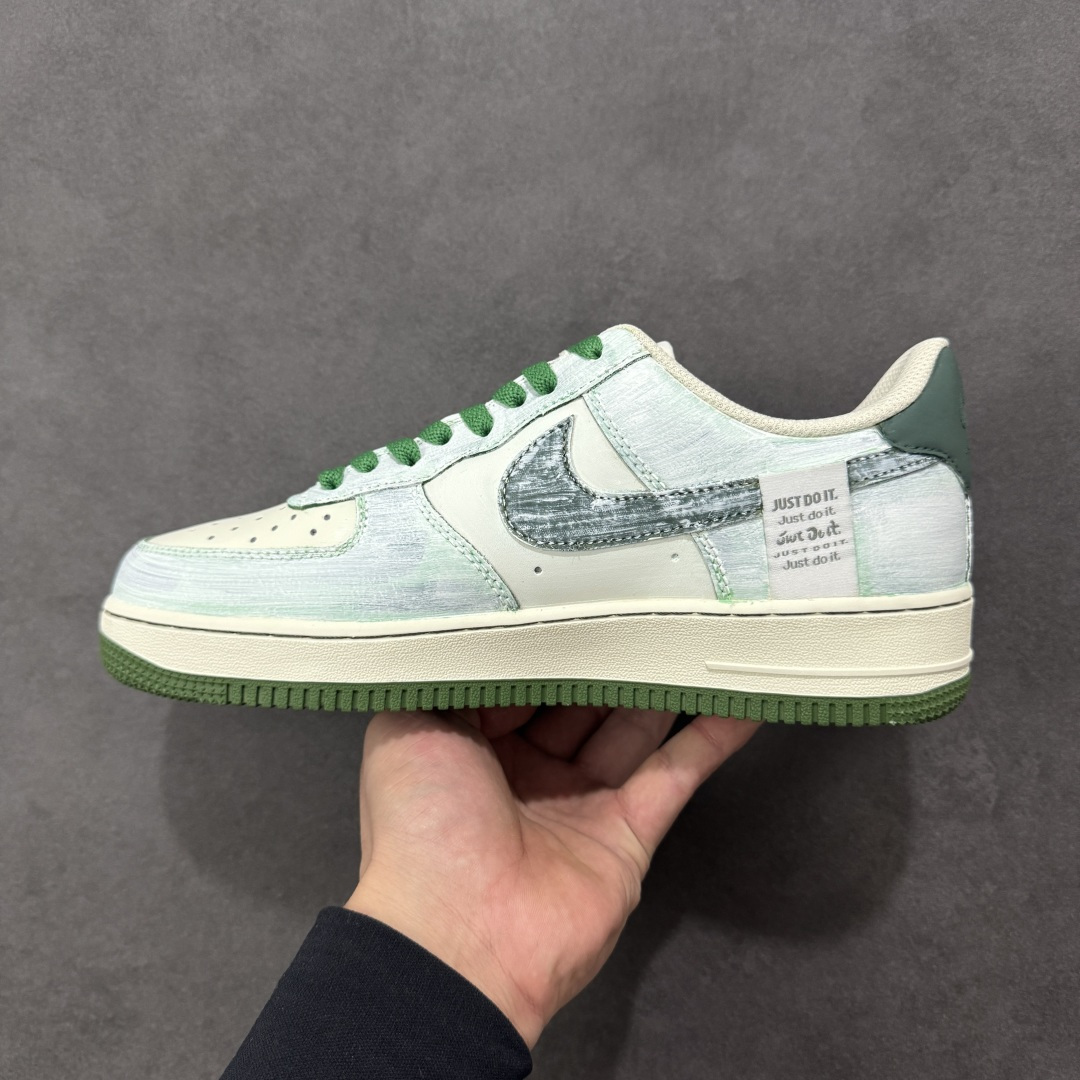 图片[2]-【定制版】手绘涂鸦“青竹墨韵”Nike Air Force 1 “Bamboo in Ink Wash”空军一号定制板鞋 这双「青竹墨韵」便成了东方美学的行走载体。鞋身以浅青瓷色为底，晕染开水墨质感的竹枝纹理 ——Logo 被竹叶肌理包裹，鞋侧的竹影细节与墨色斑点呼应，搭配深竹绿鞋带与包边，恰似烟雨里的竹林意境,让街头鞋款晕染出 “宁可食无肉，不可居无竹” 的文人风骨 货号：FB1839-123 尺码： 36 36.5 37.5 38 38.5 39 40 40.5 41 42 42.5 43 44 44.5 45 编码：HXSA310320-选品中心