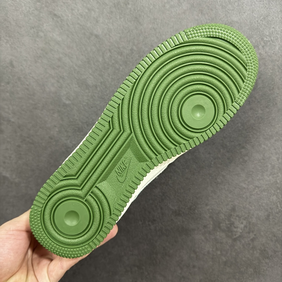 图片[9]-【定制版】手绘涂鸦“青竹墨韵”Nike Air Force 1 “Bamboo in Ink Wash”空军一号定制板鞋 这双「青竹墨韵」便成了东方美学的行走载体。鞋身以浅青瓷色为底，晕染开水墨质感的竹枝纹理 ——Logo 被竹叶肌理包裹，鞋侧的竹影细节与墨色斑点呼应，搭配深竹绿鞋带与包边，恰似烟雨里的竹林意境,让街头鞋款晕染出 “宁可食无肉，不可居无竹” 的文人风骨 货号：FB1839-123 尺码： 36 36.5 37.5 38 38.5 39 40 40.5 41 42 42.5 43 44 44.5 45 编码：HXSA310320-选品中心