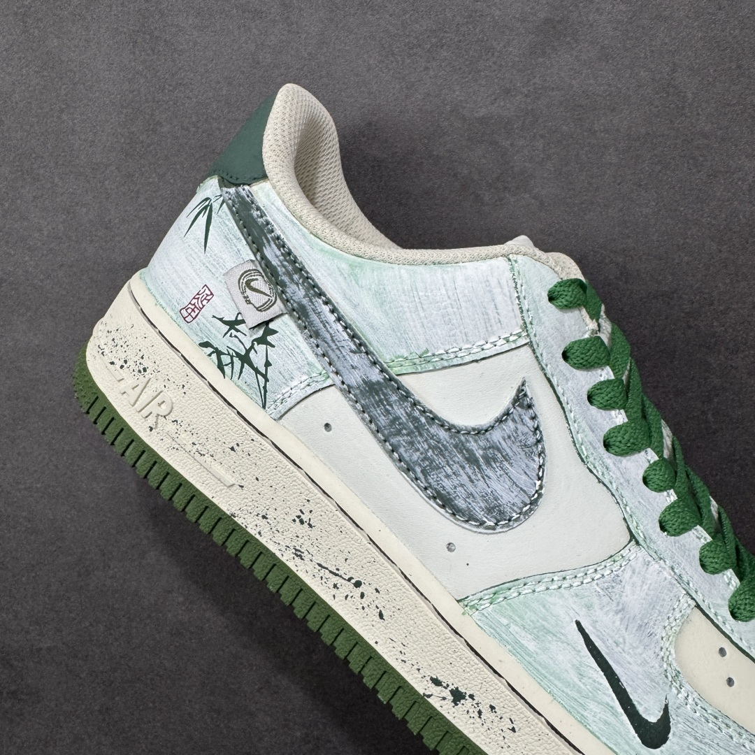 图片[6]-【定制版】手绘涂鸦“青竹墨韵”Nike Air Force 1 “Bamboo in Ink Wash”空军一号定制板鞋 这双「青竹墨韵」便成了东方美学的行走载体。鞋身以浅青瓷色为底，晕染开水墨质感的竹枝纹理 ——Logo 被竹叶肌理包裹，鞋侧的竹影细节与墨色斑点呼应，搭配深竹绿鞋带与包边，恰似烟雨里的竹林意境,让街头鞋款晕染出 “宁可食无肉，不可居无竹” 的文人风骨 货号：FB1839-123 尺码： 36 36.5 37.5 38 38.5 39 40 40.5 41 42 42.5 43 44 44.5 45 编码：HXSA310320-选品中心