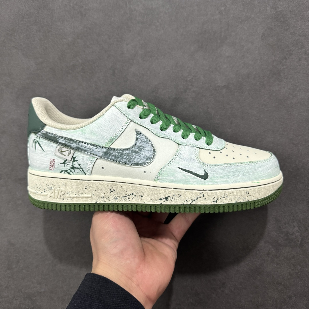 【定制版】手绘涂鸦“青竹墨韵”Nike Air Force 1 “Bamboo in Ink Wash”空军一号定制板鞋 这双「青竹墨韵」便成了东方美学的行走载体。鞋身以浅青瓷色为底，晕染开水墨质感的竹枝纹理 ——Logo 被竹叶肌理包裹，鞋侧的竹影细节与墨色斑点呼应，搭配深竹绿鞋带与包边，恰似烟雨里的竹林意境,让街头鞋款晕染出 “宁可食无肉，不可居无竹” 的文人风骨 货号：FB1839-123 尺码： 36 36.5 37.5 38 38.5 39 40 40.5 41 42 42.5 43 44 44.5 45 编码：HXSA310320-选品中心
