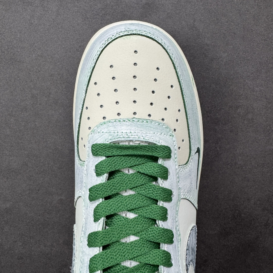 图片[8]-【定制版】手绘涂鸦“青竹墨韵”Nike Air Force 1 “Bamboo in Ink Wash”空军一号定制板鞋 这双「青竹墨韵」便成了东方美学的行走载体。鞋身以浅青瓷色为底，晕染开水墨质感的竹枝纹理 ——Logo 被竹叶肌理包裹，鞋侧的竹影细节与墨色斑点呼应，搭配深竹绿鞋带与包边，恰似烟雨里的竹林意境,让街头鞋款晕染出 “宁可食无肉，不可居无竹” 的文人风骨 货号：FB1839-123 尺码： 36 36.5 37.5 38 38.5 39 40 40.5 41 42 42.5 43 44 44.5 45 编码：HXSA310320-选品中心