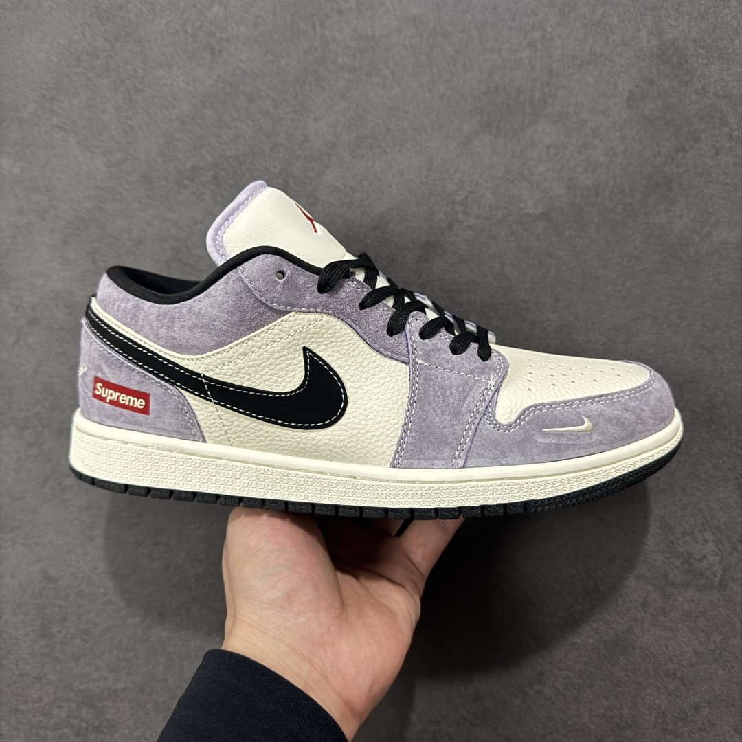 【定制版】Nike Jordan Air Jordan 1“ Supreme联名——米灰黑猪八革” 高端定制 低帮 复古 减震 防滑 耐磨 篮球鞋 定制鞋盒 大厂纯原品质出货 超高清洁度 皮料切割干净无任何毛边 细节完美 货号：QL1988-003 尺码： 36 36.5 37.5 38 38.5 39 40 40.5 41 42 42.5 43 44 44.5 45-选品中心