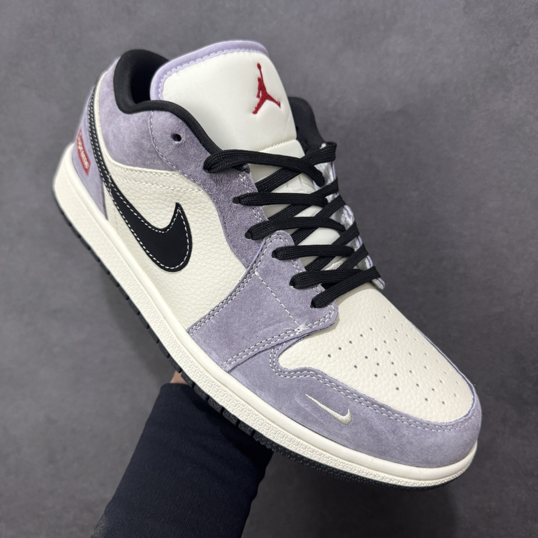 图片[3]-【定制版】Nike Jordan Air Jordan 1“ Supreme联名——米灰黑猪八革” 高端定制 低帮 复古 减震 防滑 耐磨 篮球鞋 定制鞋盒 大厂纯原品质出货 超高清洁度 皮料切割干净无任何毛边 细节完美 货号：QL1988-003 尺码： 36 36.5 37.5 38 38.5 39 40 40.5 41 42 42.5 43 44 44.5 45-选品中心