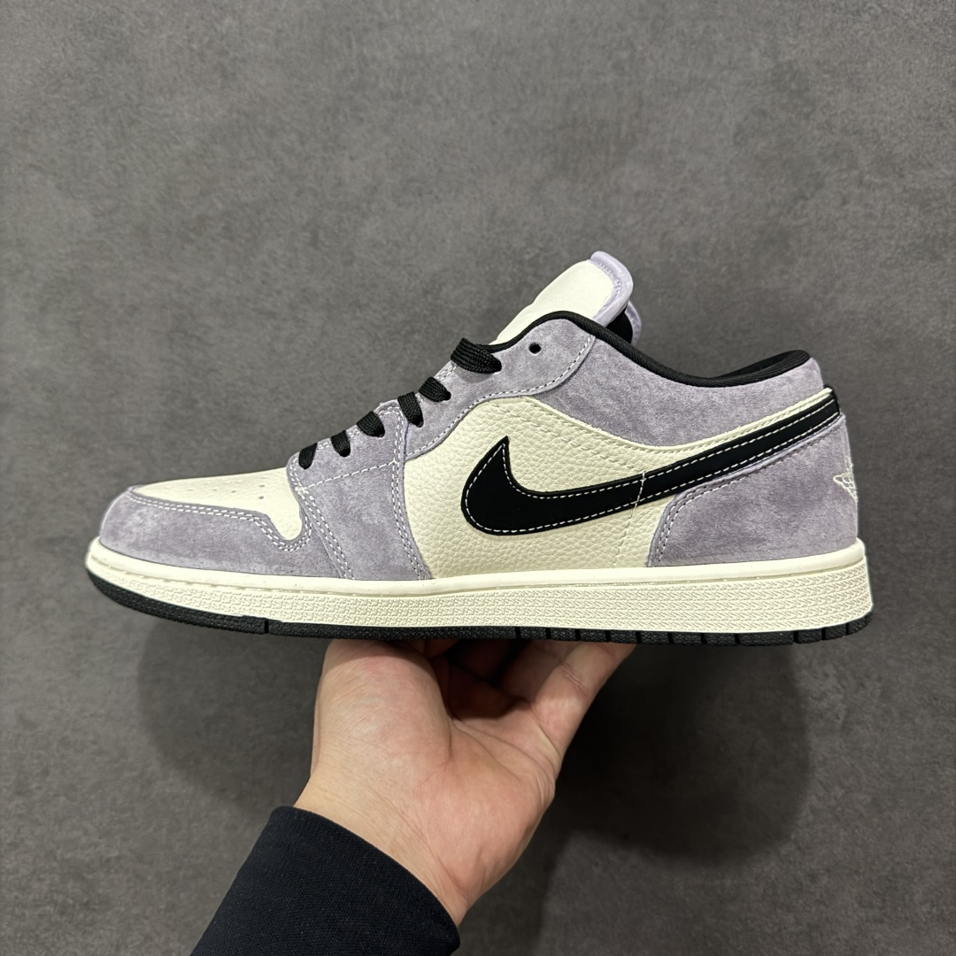 图片[2]-【定制版】Nike Jordan Air Jordan 1“ Supreme联名——米灰黑猪八革” 高端定制 低帮 复古 减震 防滑 耐磨 篮球鞋 定制鞋盒 大厂纯原品质出货 超高清洁度 皮料切割干净无任何毛边 细节完美 货号：QL1988-003 尺码： 36 36.5 37.5 38 38.5 39 40 40.5 41 42 42.5 43 44 44.5 45-选品中心