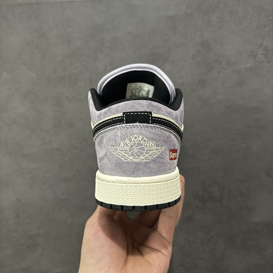 图片[4]-【定制版】Nike Jordan Air Jordan 1“ Supreme联名——米灰黑猪八革” 高端定制 低帮 复古 减震 防滑 耐磨 篮球鞋 定制鞋盒 大厂纯原品质出货 超高清洁度 皮料切割干净无任何毛边 细节完美 货号：QL1988-003 尺码： 36 36.5 37.5 38 38.5 39 40 40.5 41 42 42.5 43 44 44.5 45-选品中心