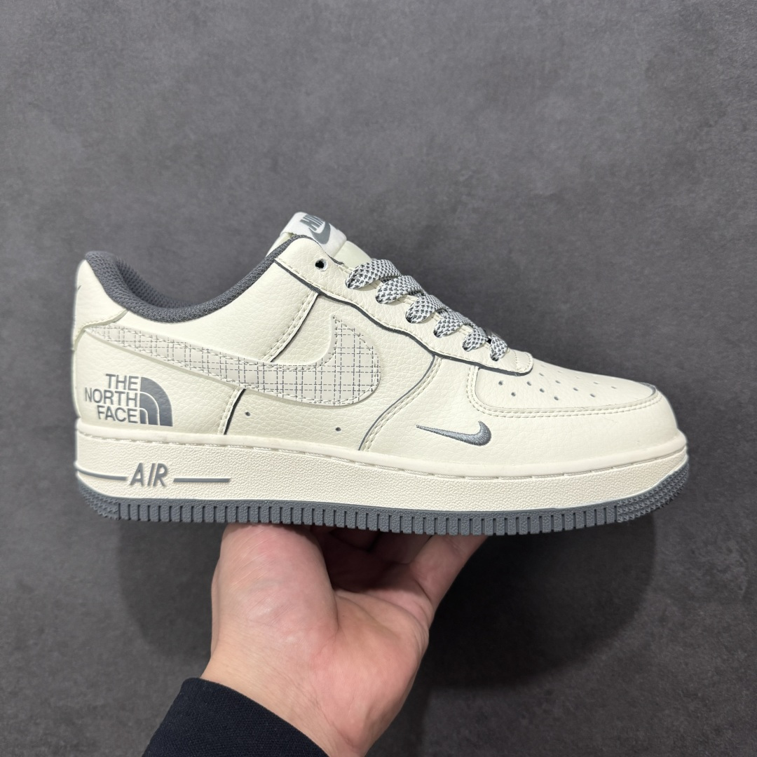 【定制版】NIke Air Force 1 \'07 Low “北面联名-米灰网格”空军一号 低帮 运动鞋 休闲鞋 折边针车 工艺难度大 原楦头原纸板 原装鞋盒 定制五金配件 内置全掌气垫 原厂鞋底 货号：JP8028-058 尺码：36 36.5 37.5 38 38.5 39 40 40.5 41 42 42.5 43 44 44.5 45-选品中心