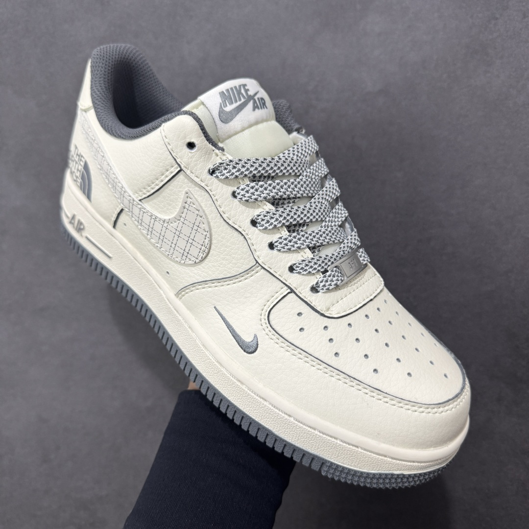 图片[3]-【定制版】NIke Air Force 1 \’07 Low “北面联名-米灰网格”空军一号 低帮 运动鞋 休闲鞋 折边针车 工艺难度大 原楦头原纸板 原装鞋盒 定制五金配件 内置全掌气垫 原厂鞋底 货号：JP8028-058 尺码：36 36.5 37.5 38 38.5 39 40 40.5 41 42 42.5 43 44 44.5 45-选品中心