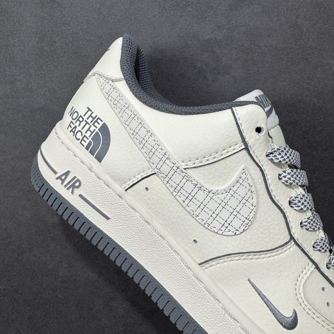 图片[6]-【定制版】NIke Air Force 1 \’07 Low “北面联名-米灰网格”空军一号 低帮 运动鞋 休闲鞋 折边针车 工艺难度大 原楦头原纸板 原装鞋盒 定制五金配件 内置全掌气垫 原厂鞋底 货号：JP8028-058 尺码：36 36.5 37.5 38 38.5 39 40 40.5 41 42 42.5 43 44 44.5 45-选品中心