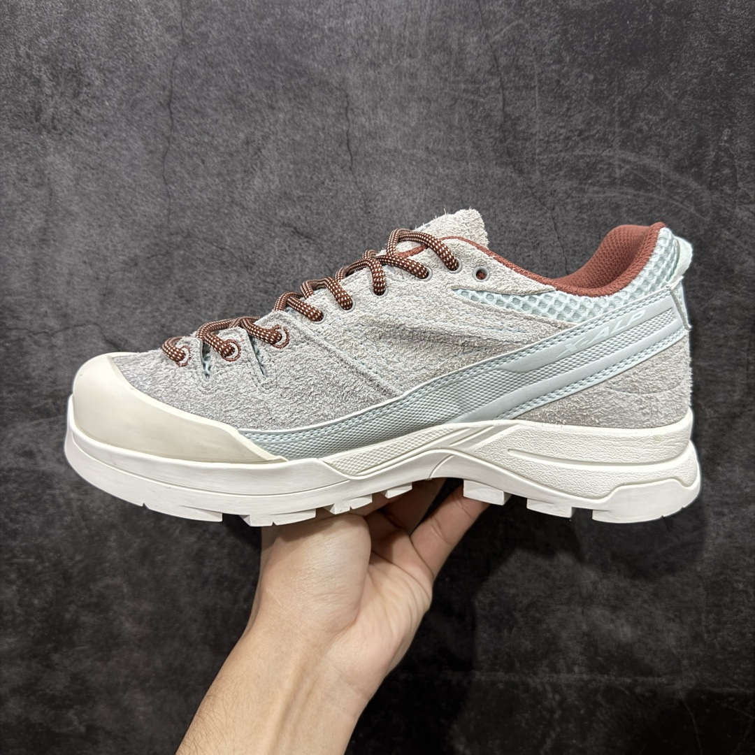 图片[2]-【W1版本】SALOMON萨洛蒙 X-ALP SUEDE 舒适百搭减震包裹性透气 低帮跑步鞋 男女同款 浅灰色 477251 原版购入开发 做货 原版进口牛皮+透气网面 进口透气网里 原版开模防滑橡胶大底 中底搭载全掌玻璃纤维能量板和超厚弹性泡沫中底，跑动时推进力十足，缓震回馈很强，日常通勤或训练都很稳 鞋身长毛牛猄皮面设计，内层材质透气网面 穿着舒适度好 尺码： 36 36.5 37.5 38 38.5 39 40 440.5 41 42 42.5 43 44 44.5 45-选品中心